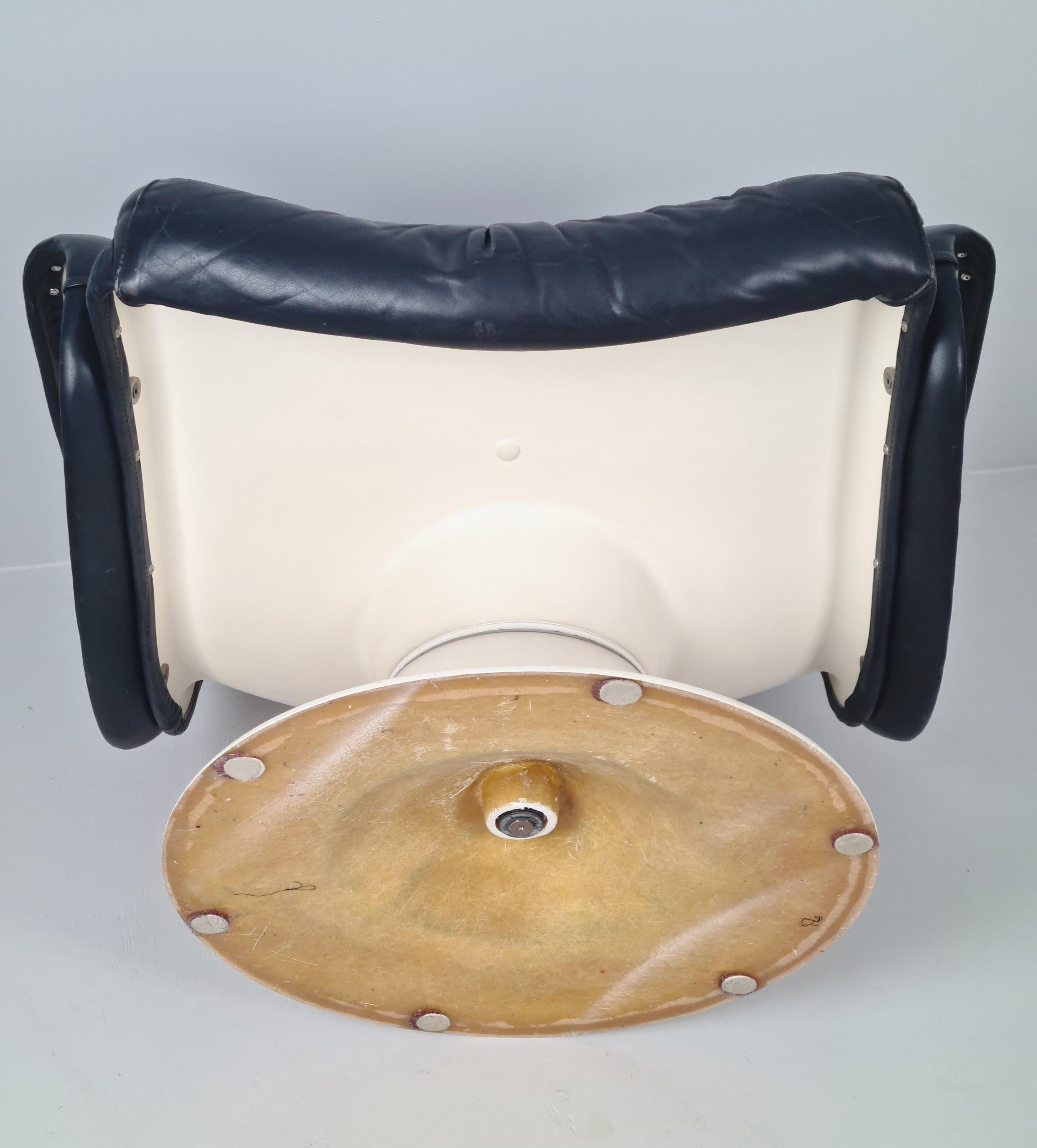 A modernistic lounge chair from the Saturn (Saturnus) series by one of the most celebrated contemporary Finnish designers Yrjö Kukkapuro, aka The Grand Old Man of Finnish design. The chair made of strengthened fiberglass painted in white and black