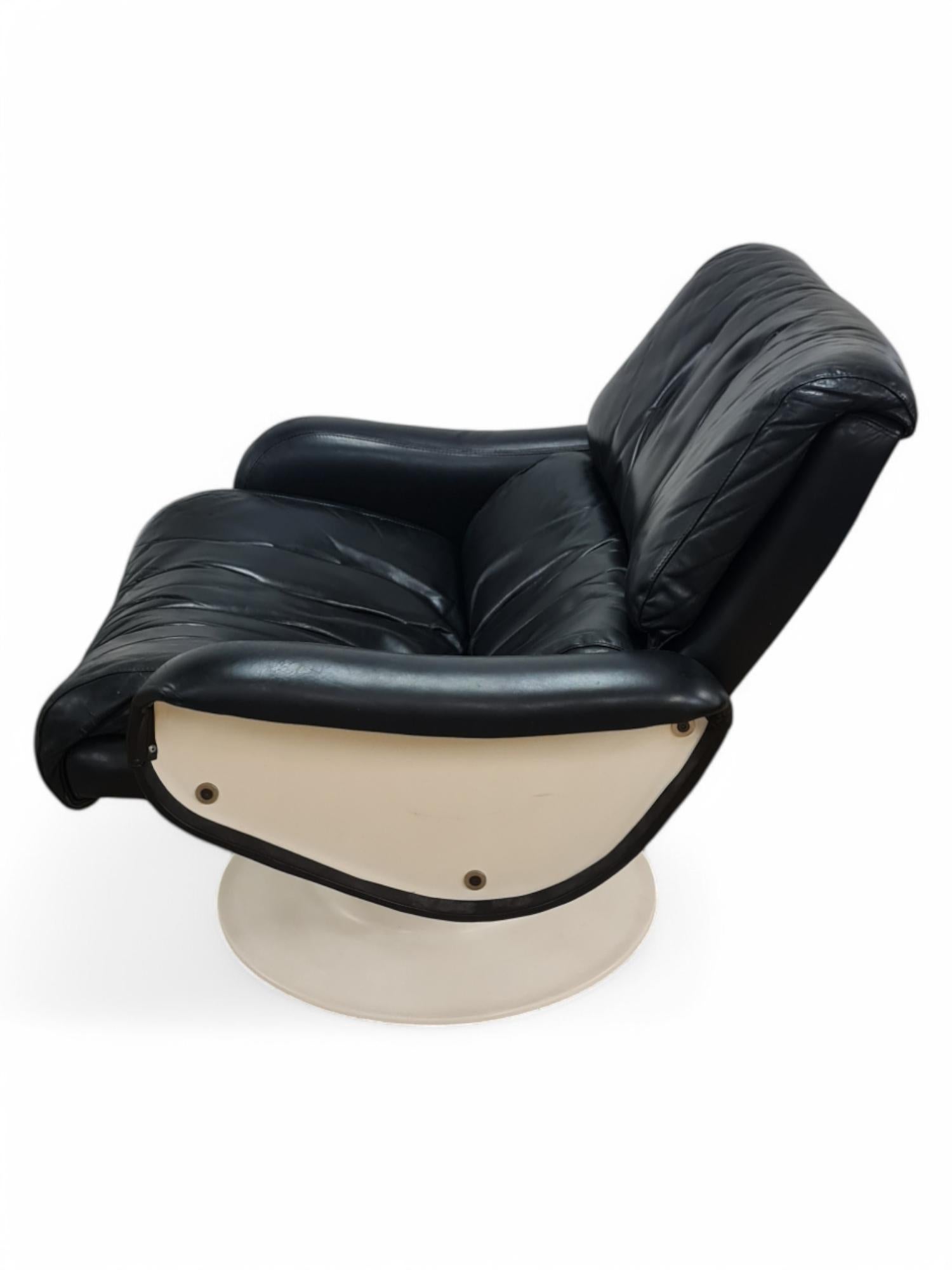 Yrjö Kukkapuro Saturnus Chair & Stool in White & Black Leather, Haimi 1970s For Sale 3