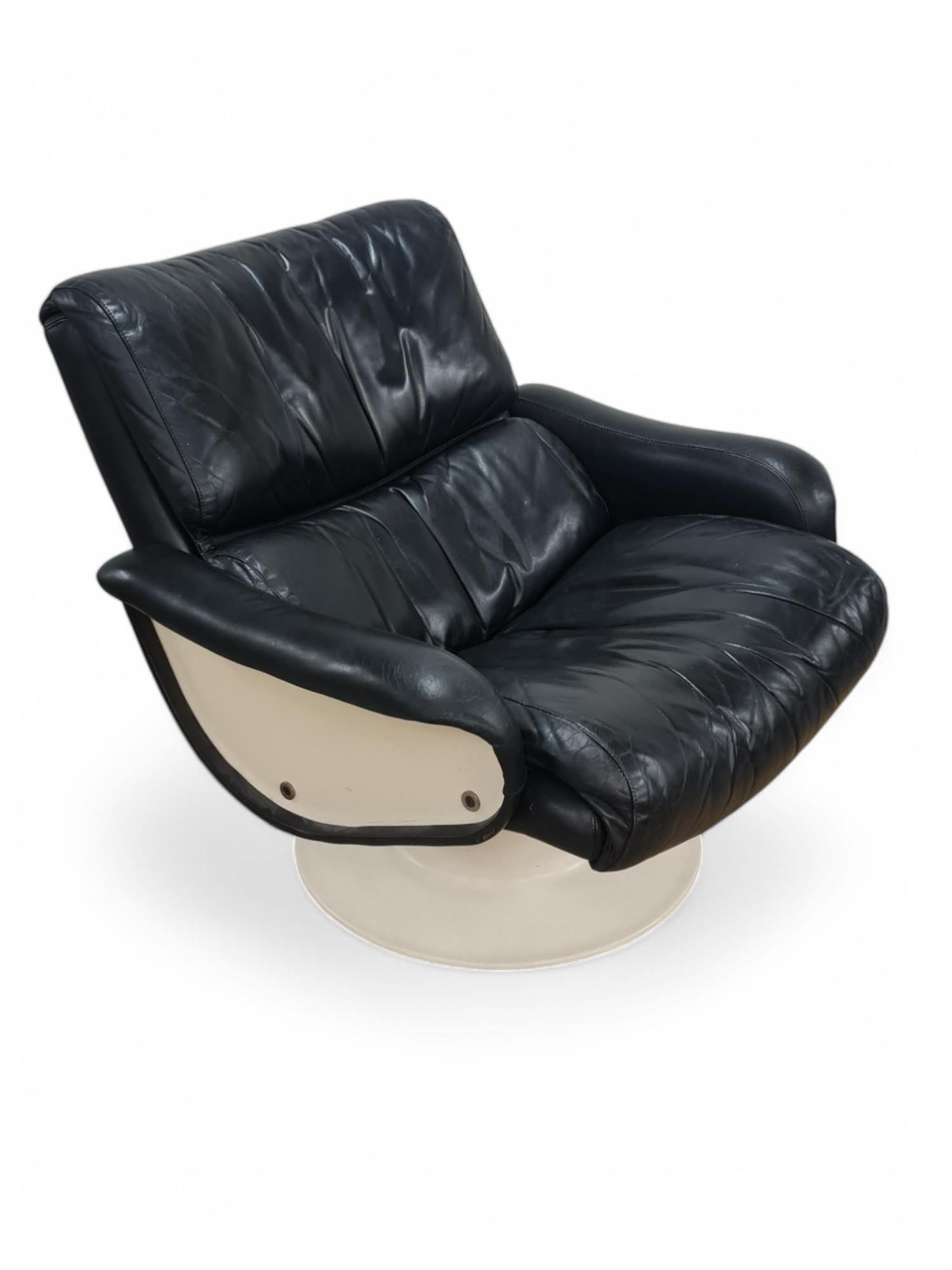 Yrjö Kukkapuro Saturnus Chair & Stool in White & Black Leather, Haimi 1970s For Sale 5