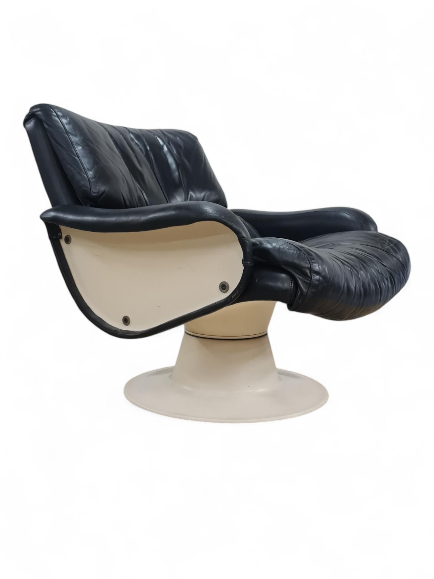 Yrjö Kukkapuro Saturnus Chair & Stool in White & Black Leather, Haimi 1970s For Sale 6