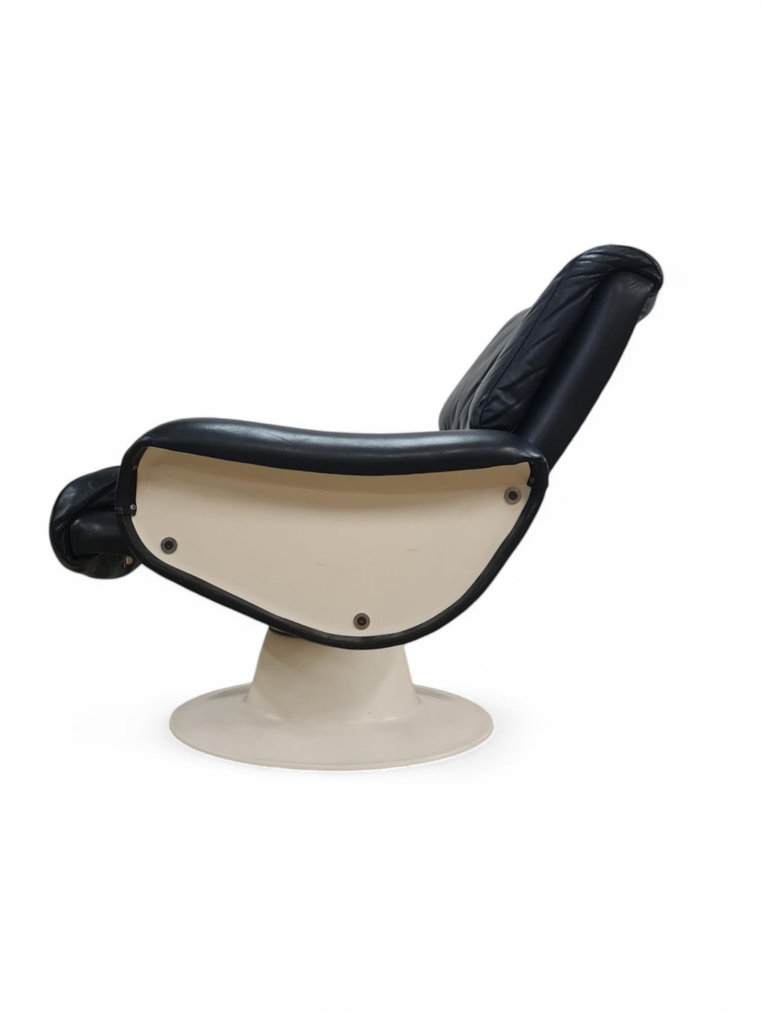 Yrjö Kukkapuro Saturnus Chair & Stool in White & Black Leather, Haimi 1970s For Sale 10