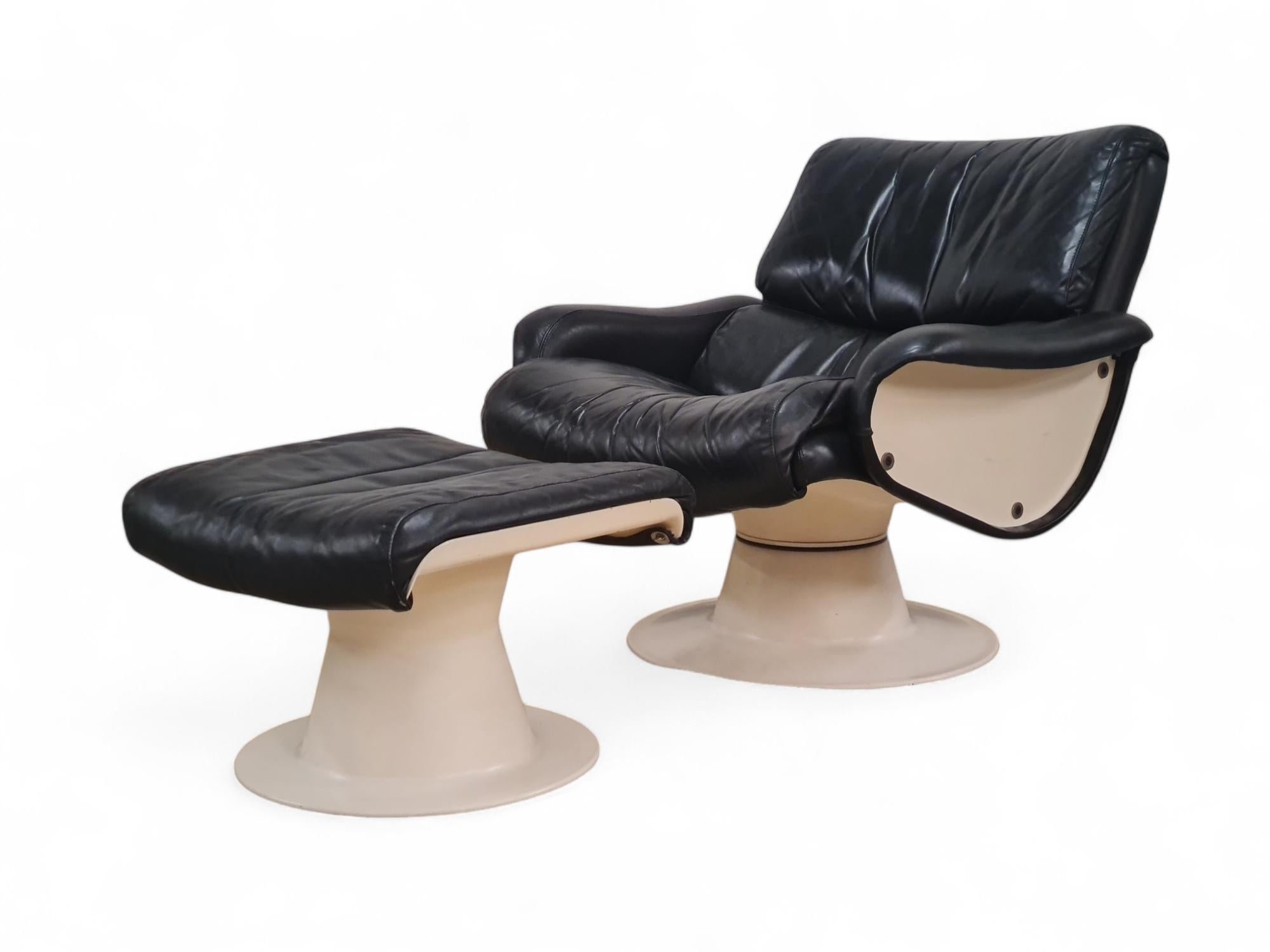 A modernistic lounge chair and stool set from the Saturn (Saturnus) series by one of the most celebrated contemporary Finnish designers Yrjö Kukkapuro, aka The Grand Old Man of Finnish design. The set is made of strengthened fiberglass painted in