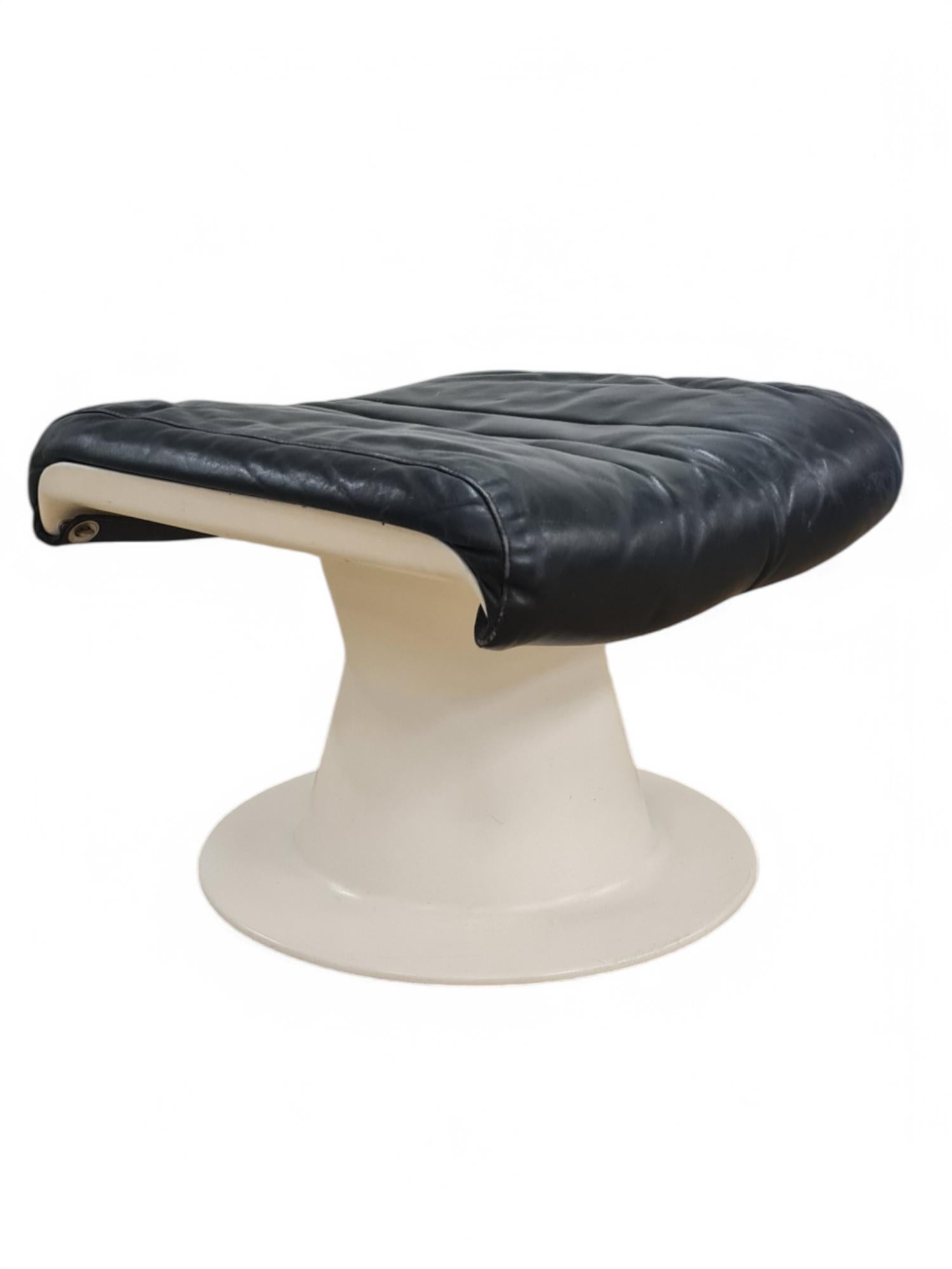 Late 20th Century Yrjö Kukkapuro Saturnus Chair & Stool in White & Black Leather, Haimi 1970s For Sale