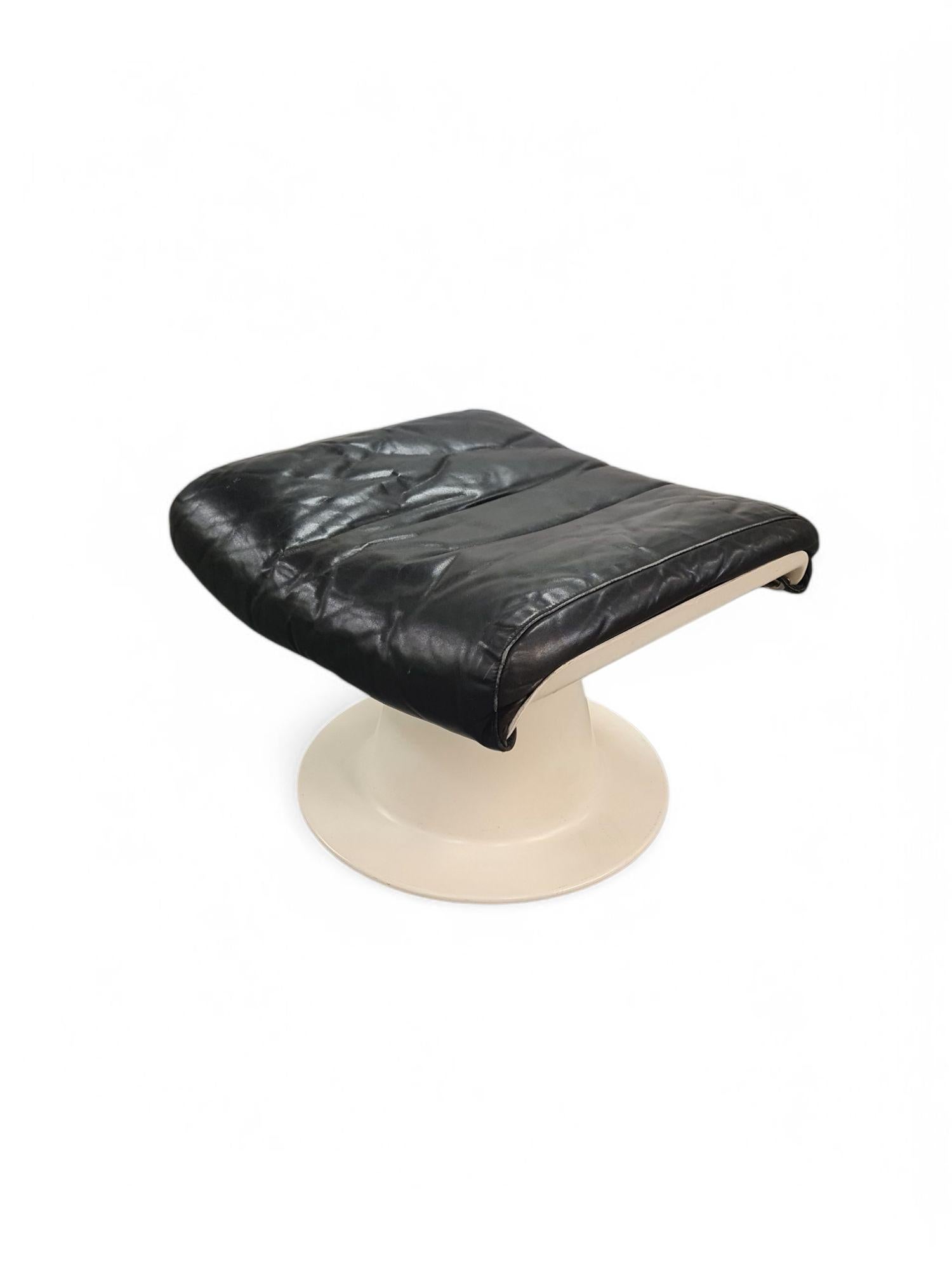 A modernistic stool from the Saturn (Saturnus) series by one of the most celebrated contemporary Finnish designers Yrjö Kukkapuro, aka The Grand Old Man of Finnish design. The stool is made of strengthened fiberglass painted in white and black