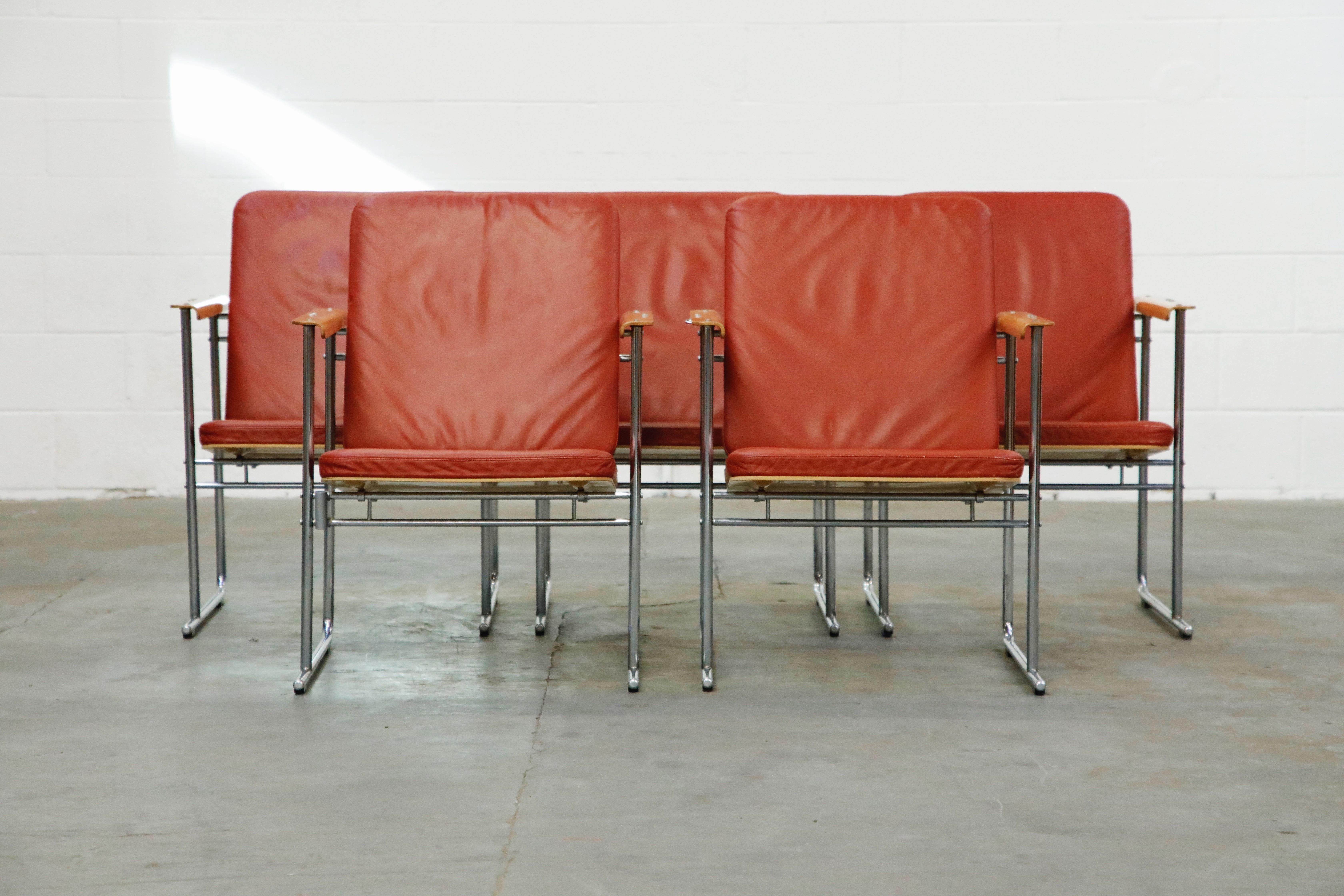 Incroyable ensemble de cinq fauteuils de salon de collection 'Skaala' par Yrjo¨ Kukkapuro pour Avarte, fabriqué en Finlande, vers 1970. Coussins d'assise en cuir rouge bordeaux d'origine, cadres en bouleau et en acier tubulaire avec pieds traîneaux