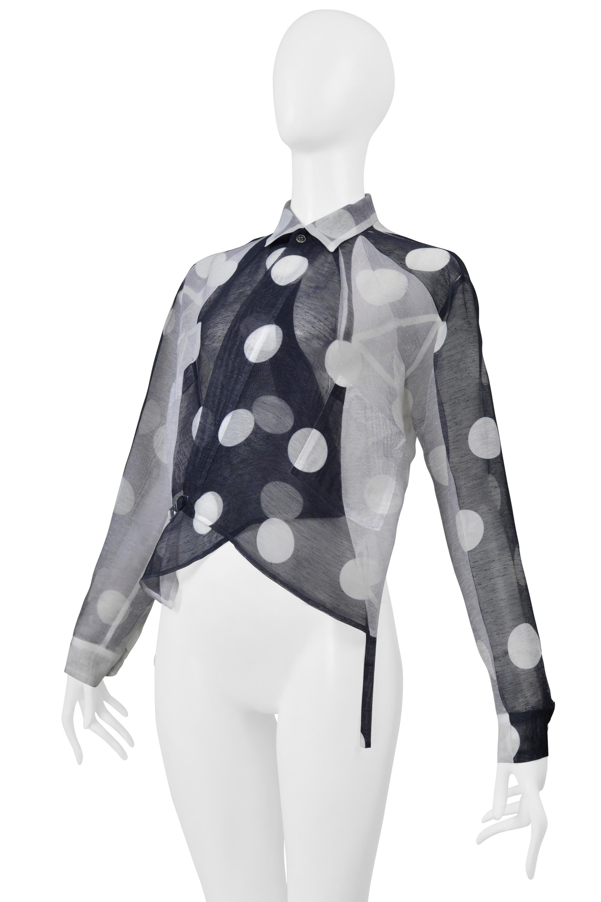 Resurrection freut sich, ein schwarz-weiß gepunktetes Wickeloberteil im Vintage-Stil von Y's by Yohji Yamamoto aus der Frühjahrskollektion 2001 anbieten zu können. Es verfügt über einen einzigen Knopfverschluss am Oberteil, einen Halsausschnitt mit