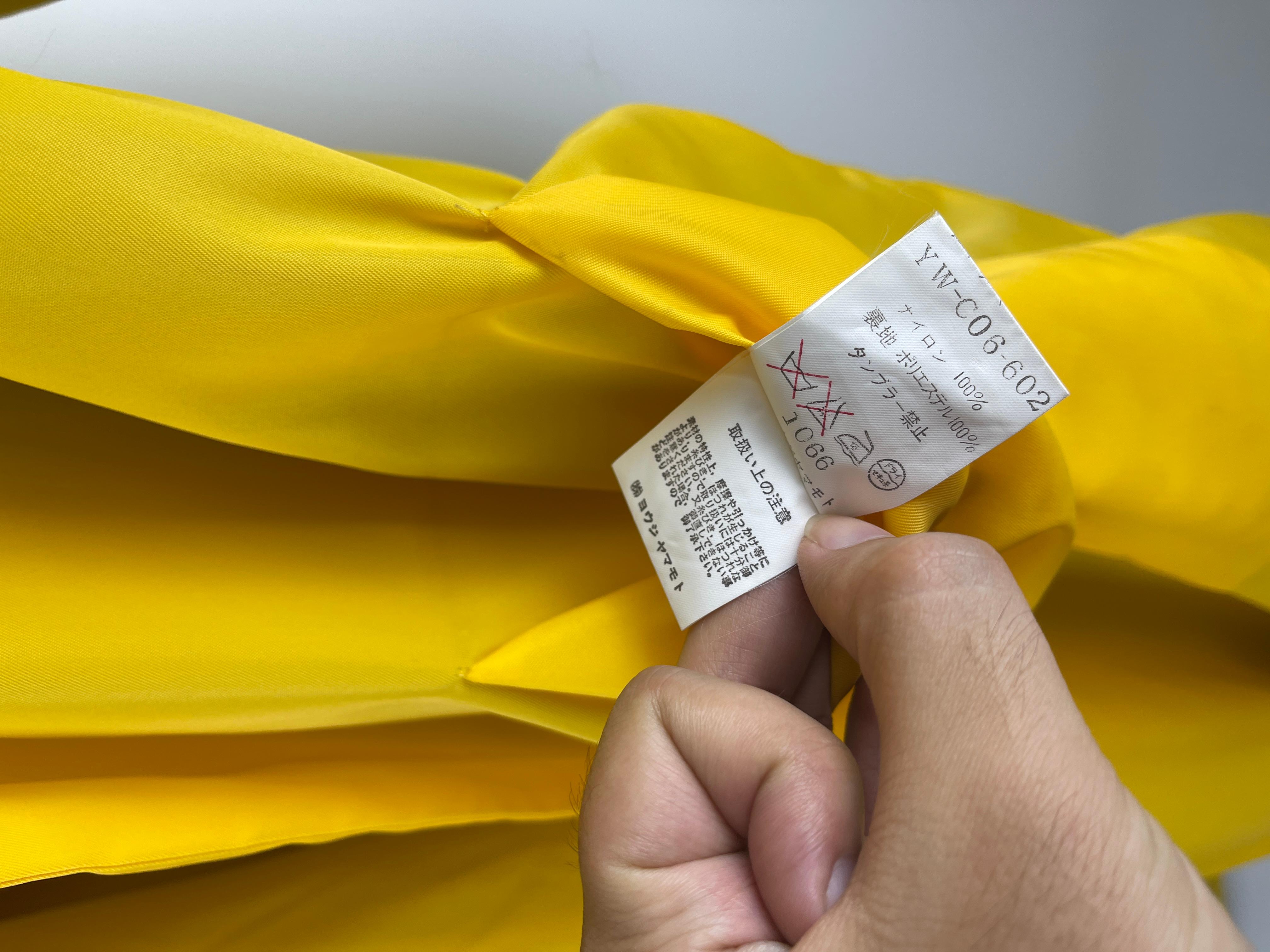Y's Gelber Puffer-Trenchcoat für Damen oder Herren im Angebot