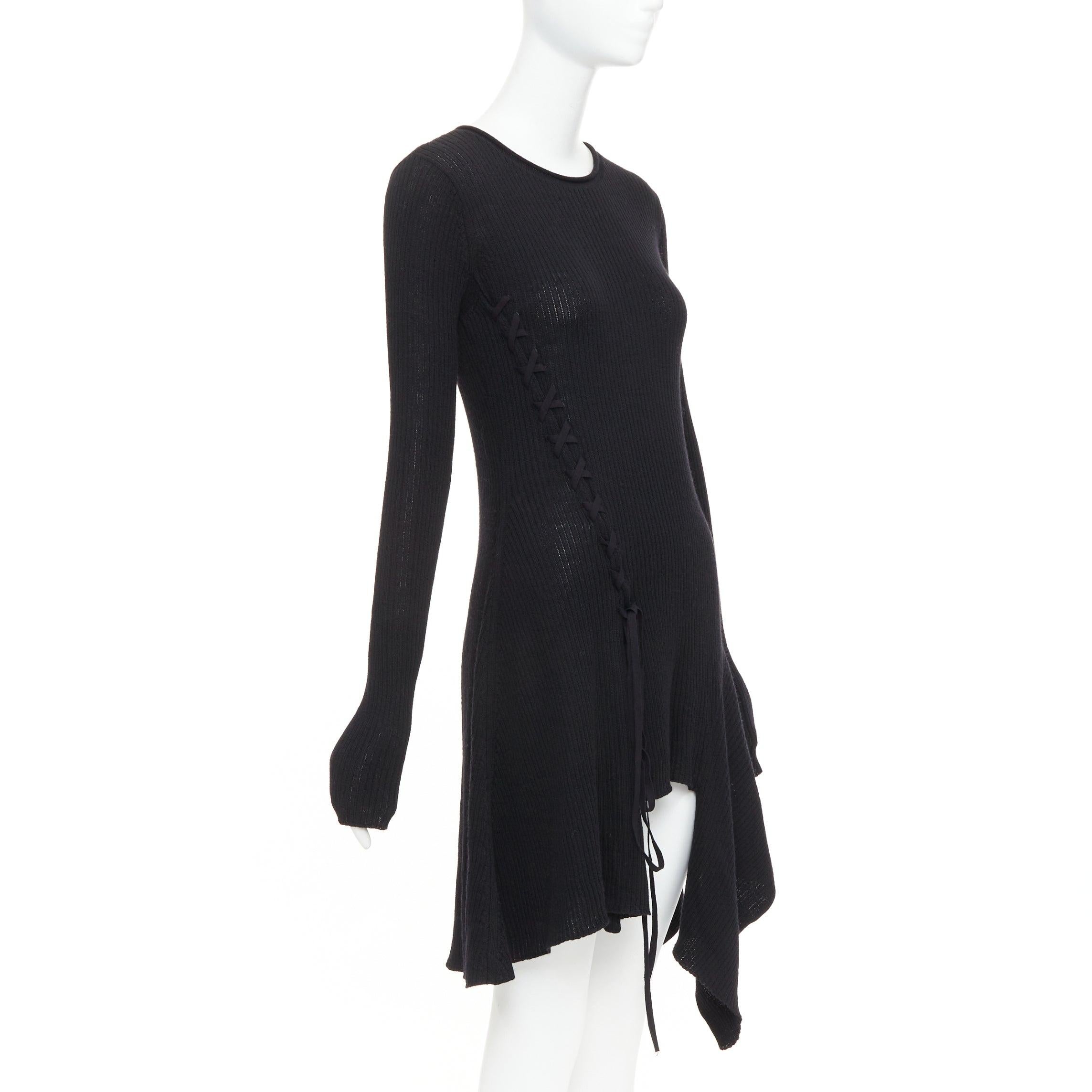 Yohji Yamamamoto Y'S noir  Pull en laine à lacets et ourlet mouchoir JP2 M.
Référence : TGAS/F00293
Marque : Y's Yohji Yamamoto
Collectional : Y's
MATERIAL : Laine
Couleur : Noir
Motif : Solide
Fermeture : Pull-over
Détails supplémentaires : Détail