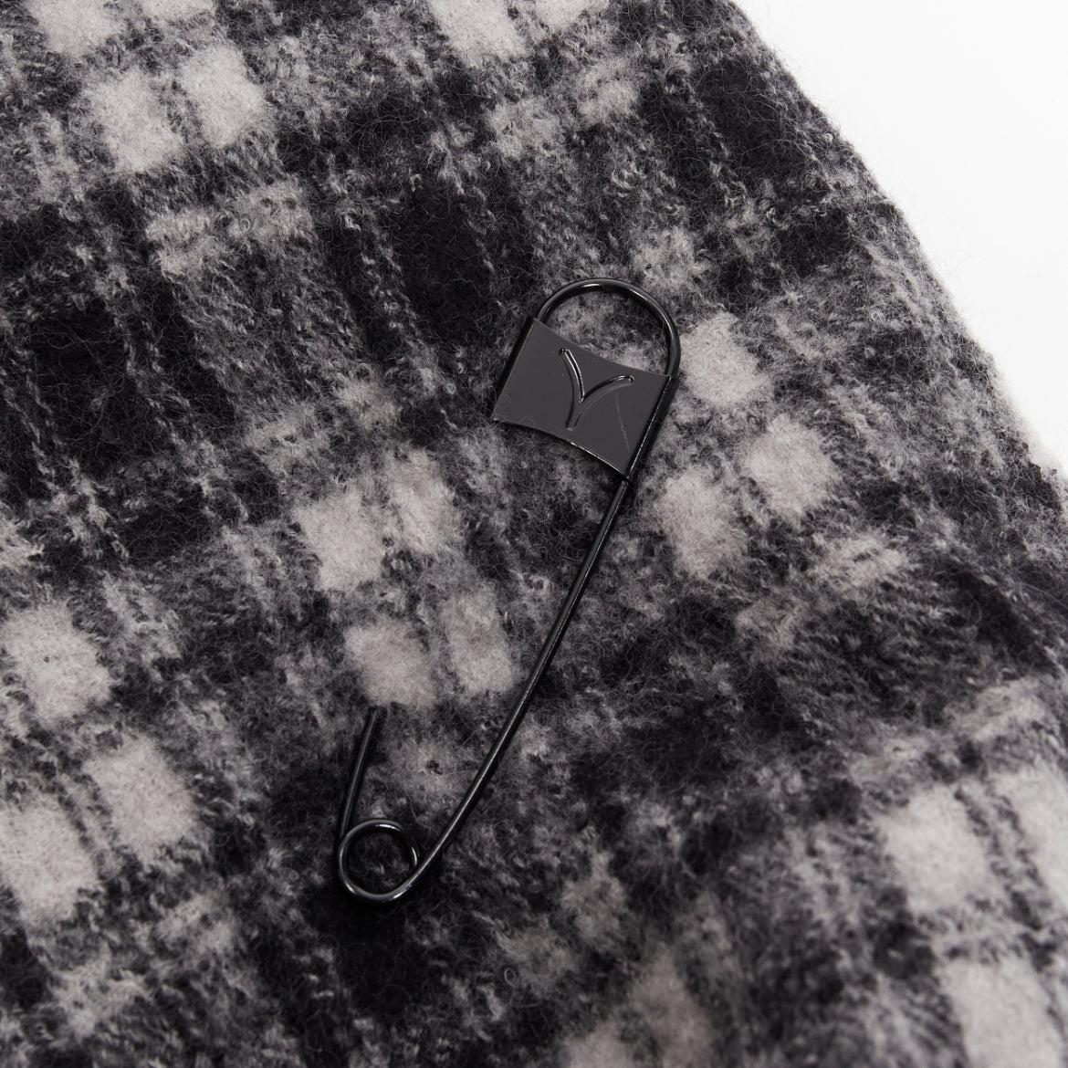 Y'S YOHJI YAMAMOTO grey 100% wool checkered black Y safety pin fringe scarf
Reference: DYTG/A00059
Brand: Y's Yohji Yamamoto
Collection: Y'S
Material: Wool
Color: Grey, Black
Pattern: Checkered
Extra Details: Y logo black metal pin.
Made in: