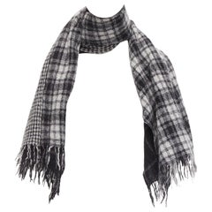 Y'S YOHji Yamamoto Y's. Sciarpa grigia 100% lana a scacchi nera con frange e spille di sicurezza.