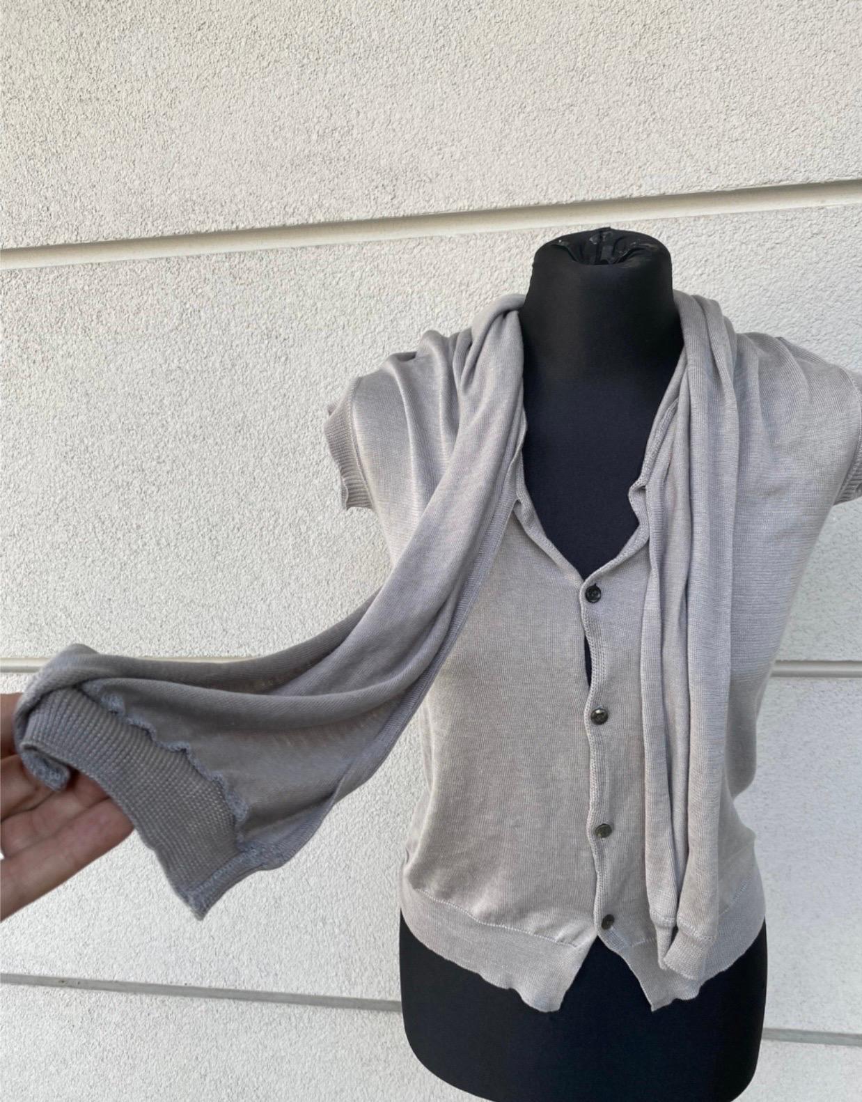 Y's Yohji Yamamoto cardigan, in gray silk/cotton blend. It’s stated size 3 that fits approximately Italian size 40, measurements: shoulder 38 cm, chest 36 cm, length 58 cm, sleeve 3 cm, in very good condition.