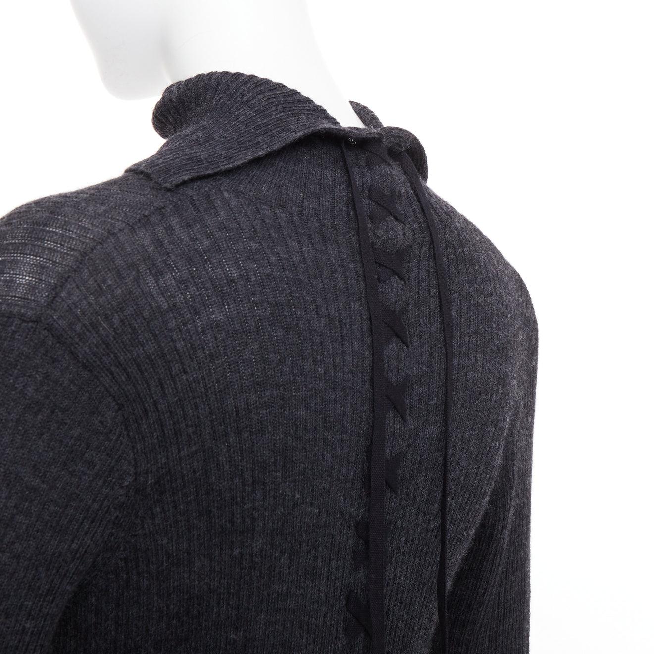 Y'S YOHJI YAMAMOTO grey  wool laced up hi low handkerchief hem turtleneck top JP2 M
Reference: TGAS/F00295
Brand: Y's Yohji Yamamoto
Collection: Y's
Material: Wool
Color: Grey, Black
Pattern: Solid
Closure: Lace Up
Extra Details: Charcoal grey. Wool