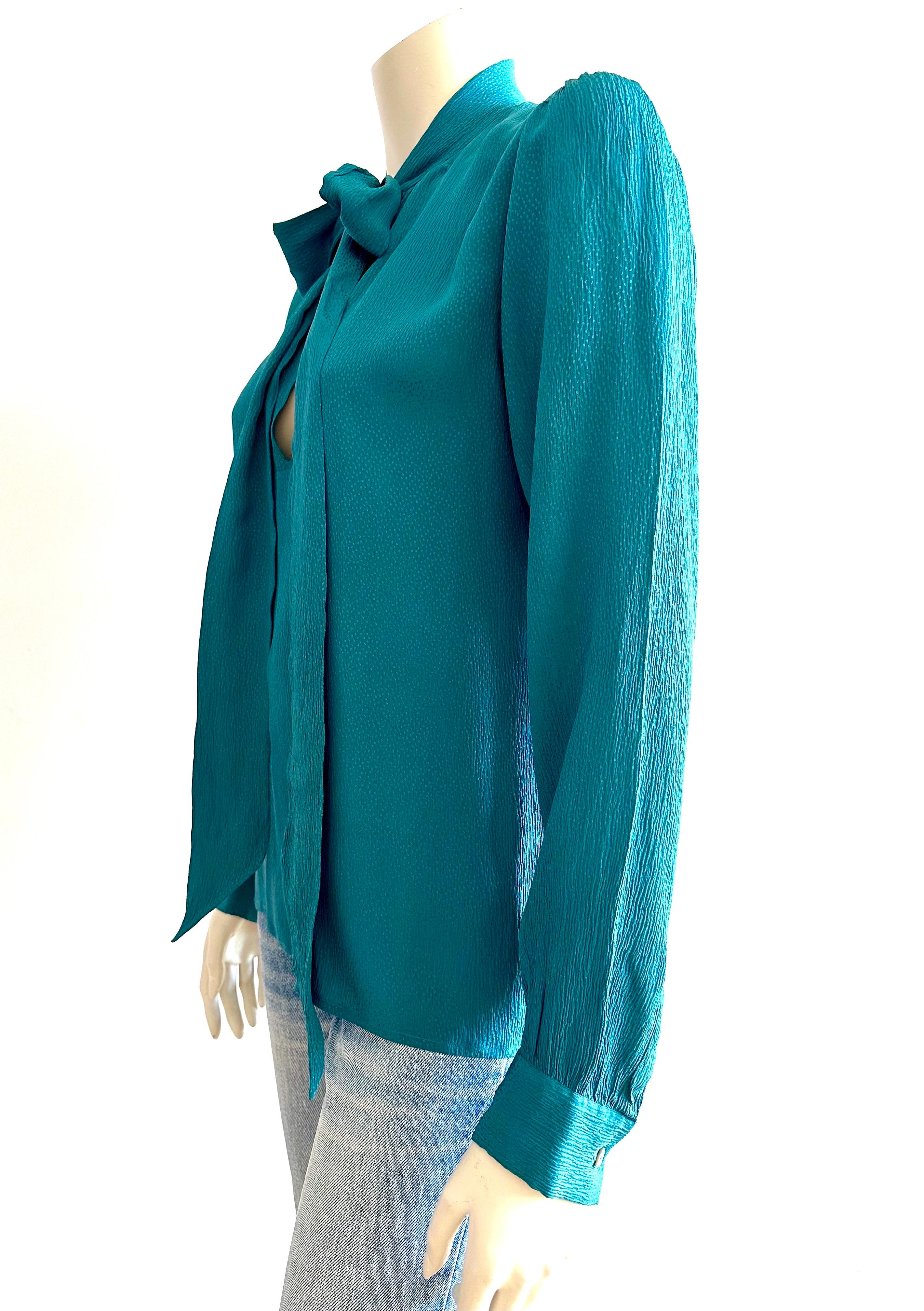 YSL 1970 Yves saint Laurent blue silk lavallière collar blouse In Good Condition For Sale In L'ESCALA, ES