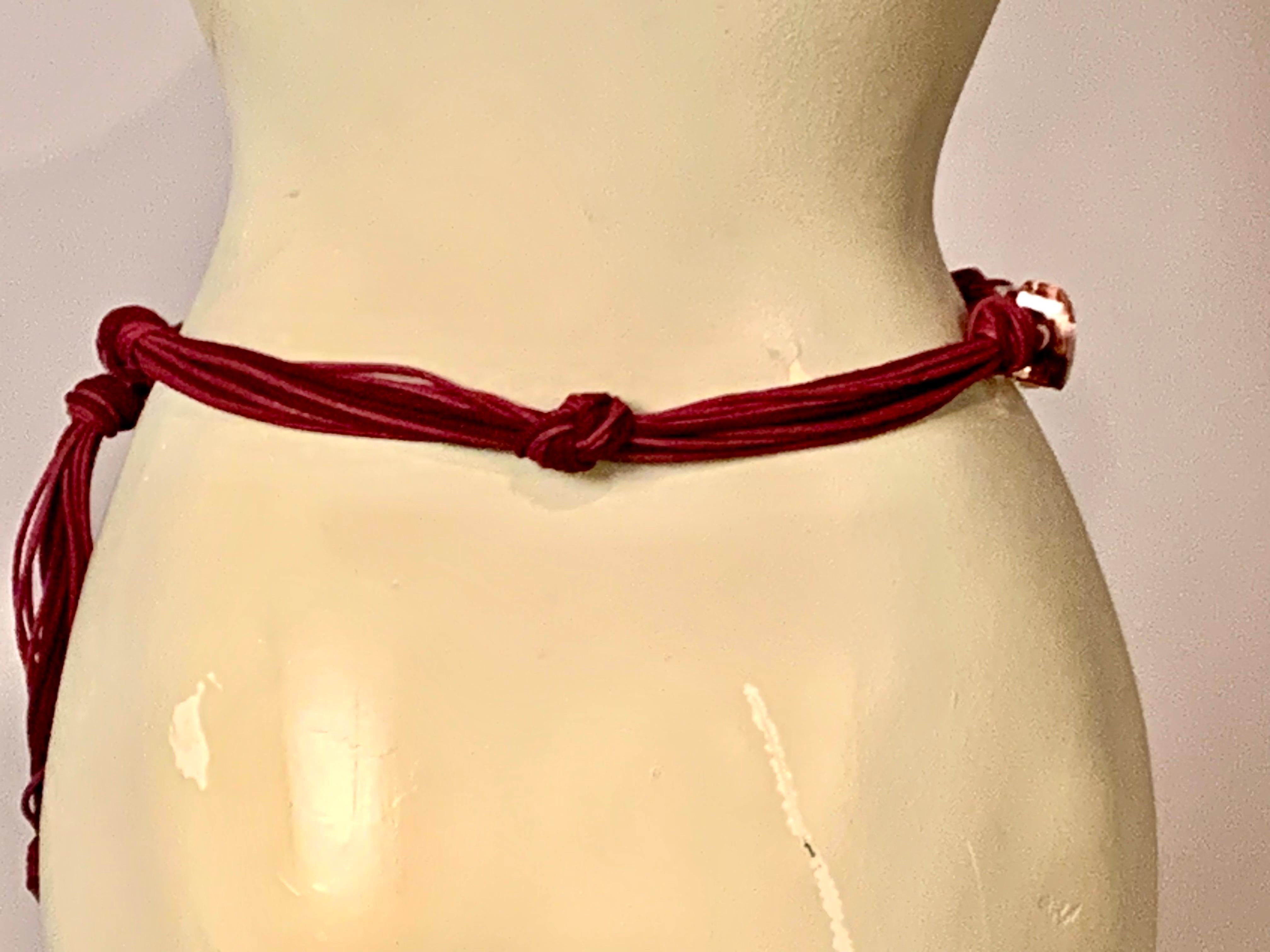 Cintura YSL Attribuita in Corde Borgogna con Cuore in Legno e Pietre Lucide in vendita 6