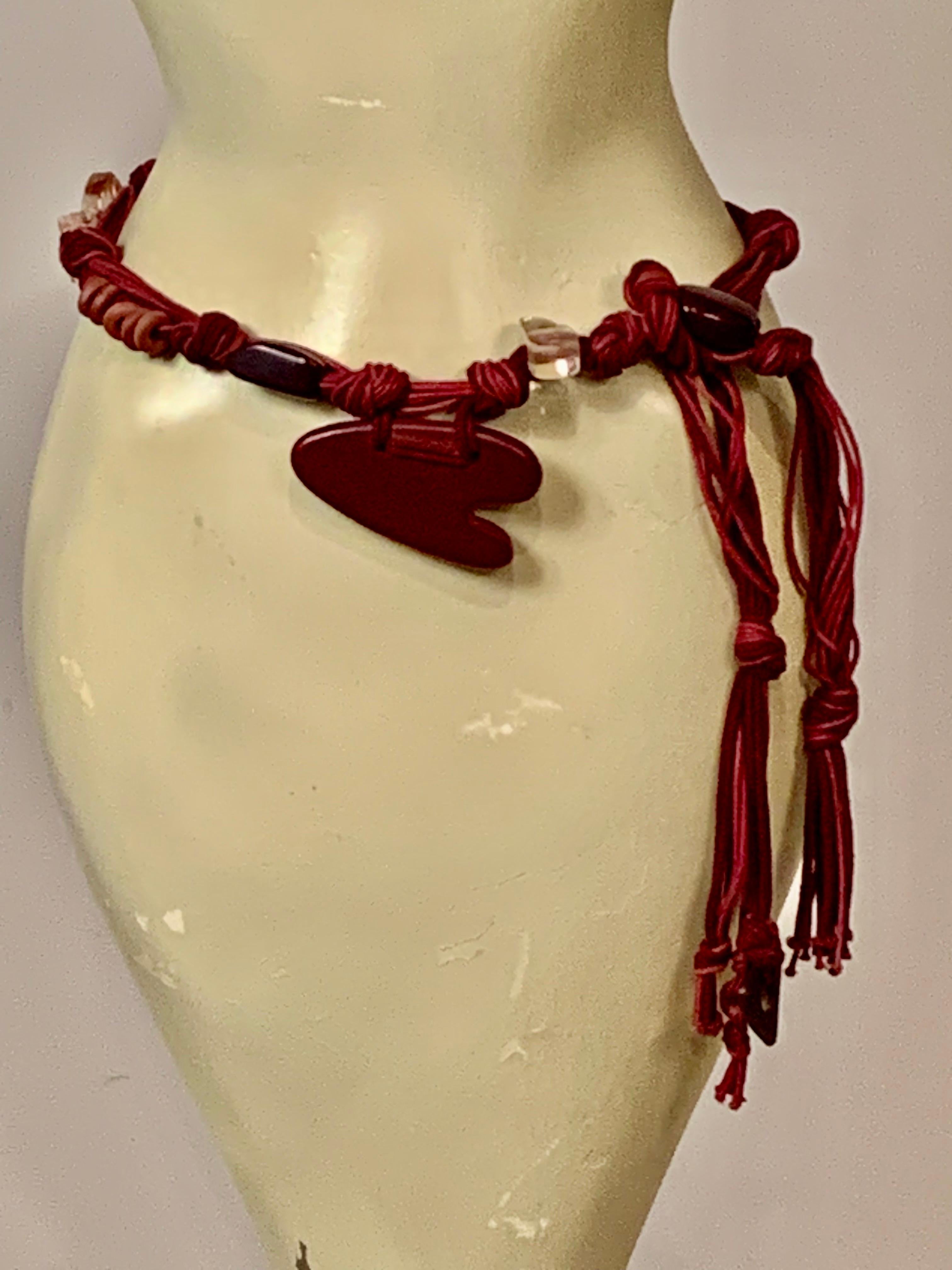 Cintura YSL Attribuita in Corde Borgogna con Cuore in Legno e Pietre Lucide in vendita 7