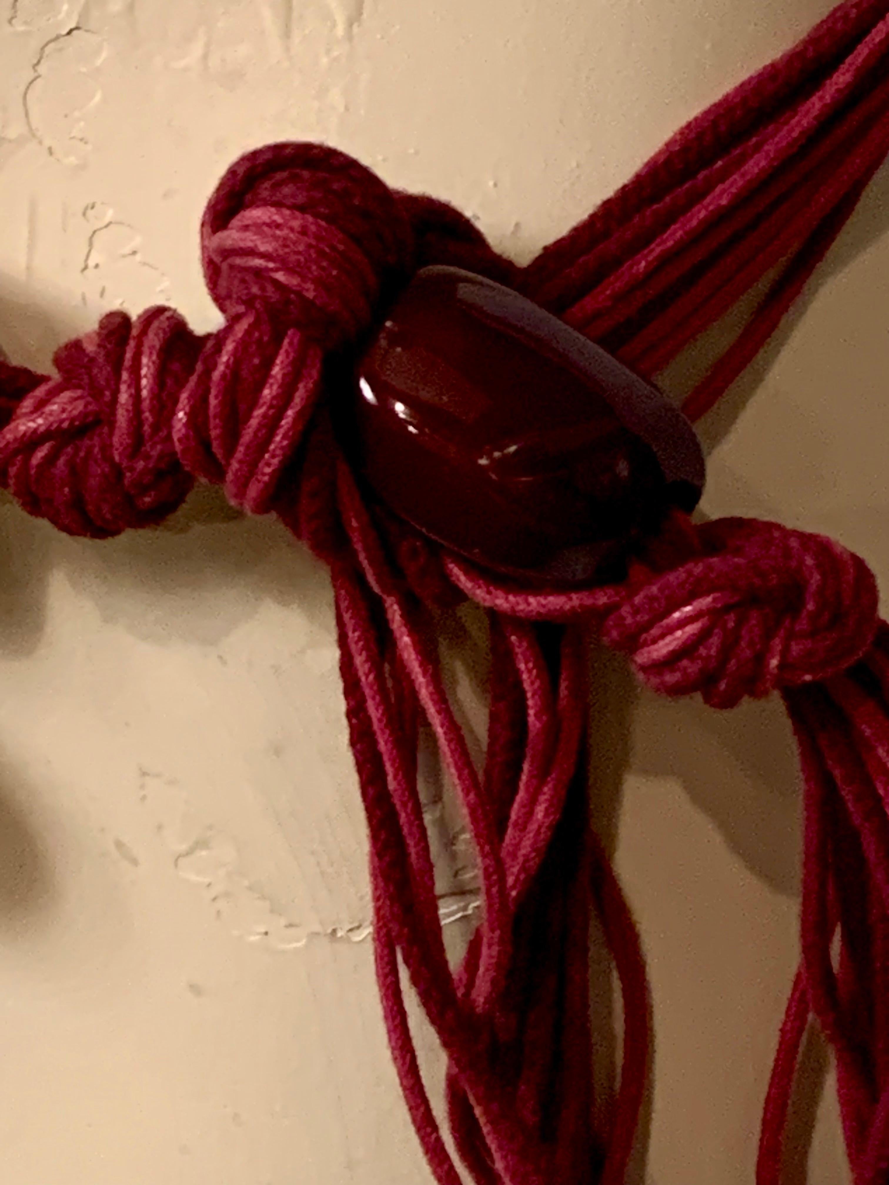 Cintura YSL Attribuita in Corde Borgogna con Cuore in Legno e Pietre Lucide in vendita 1