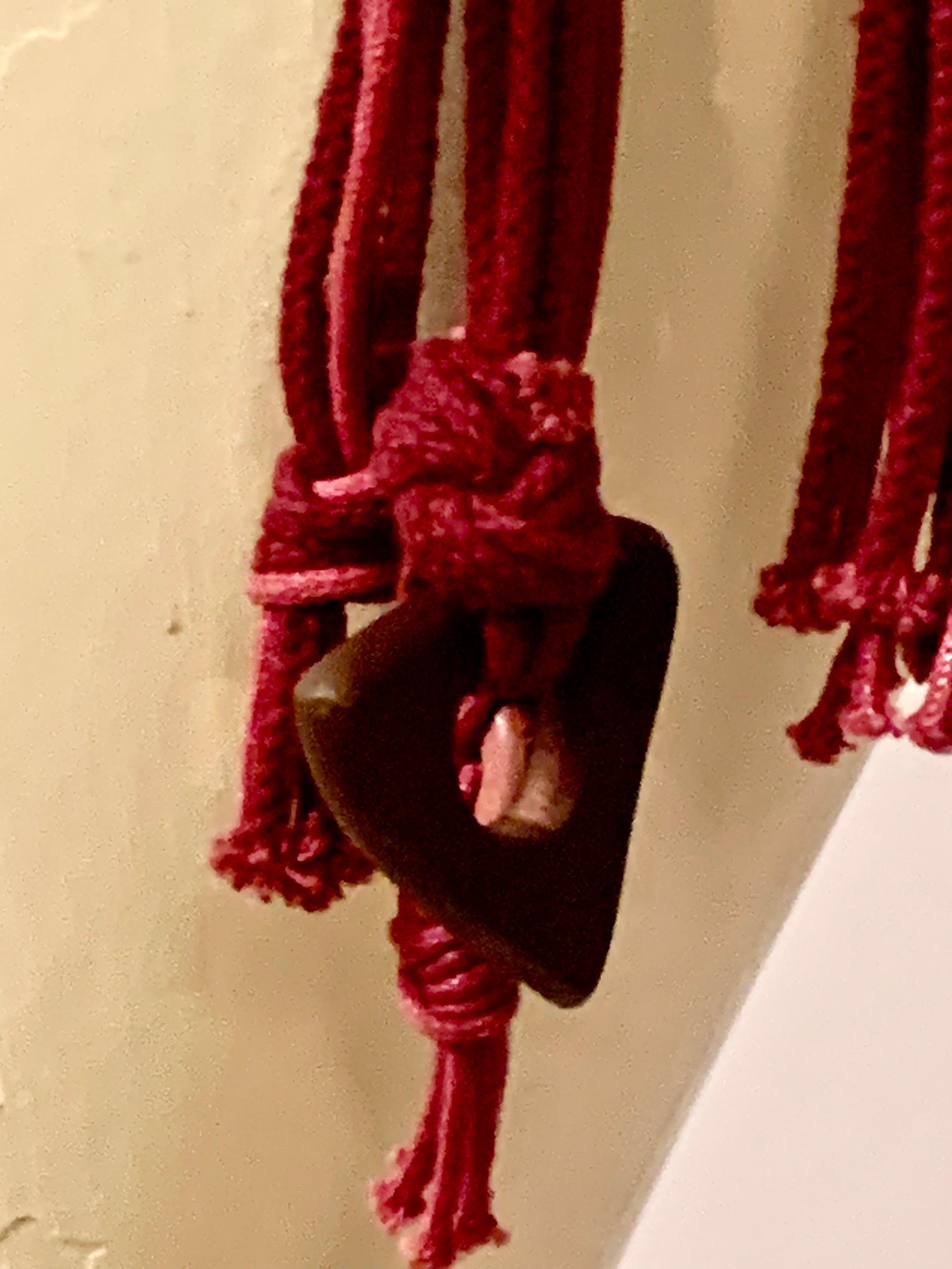 Cintura YSL Attribuita in Corde Borgogna con Cuore in Legno e Pietre Lucide in vendita 2