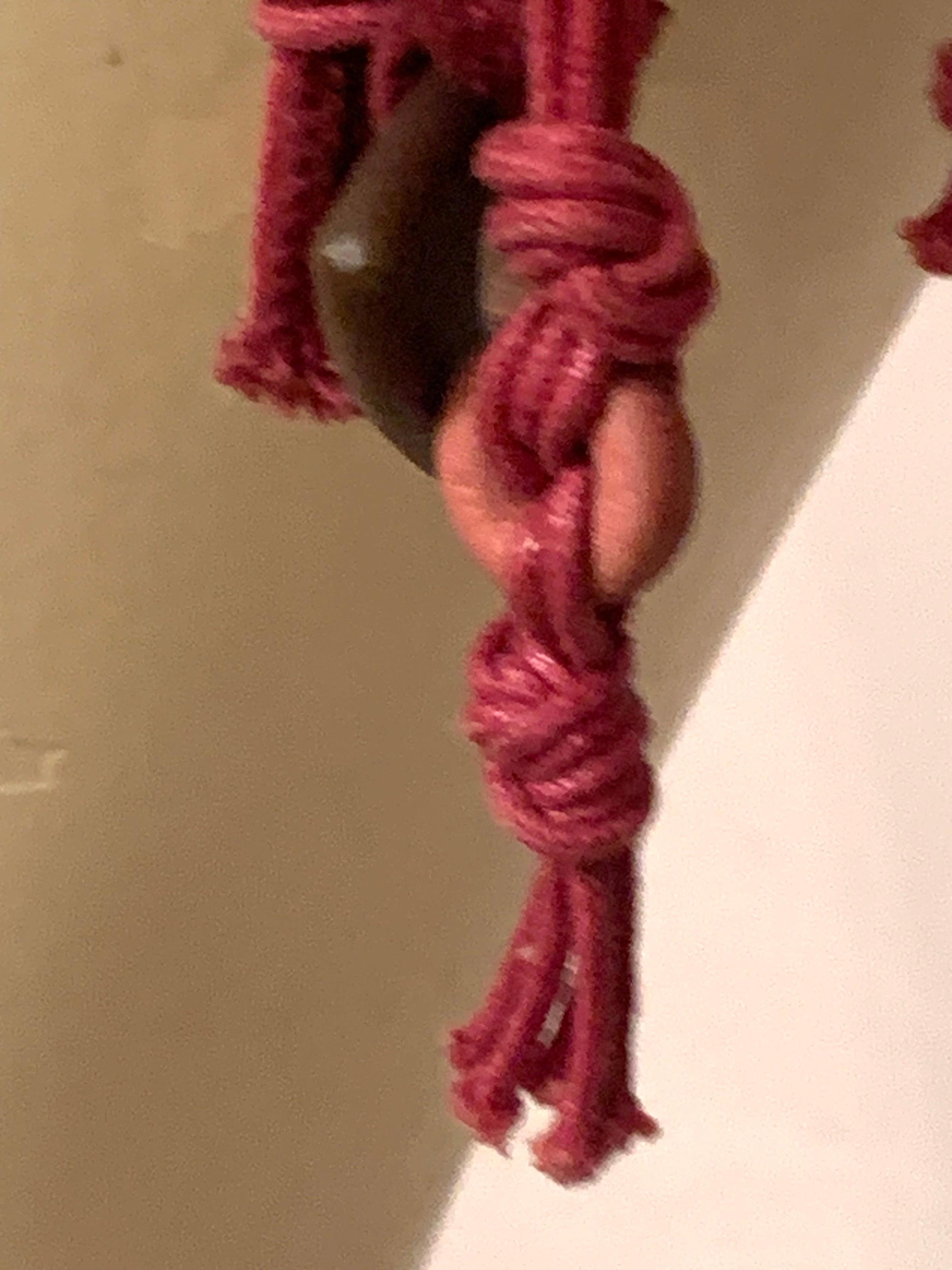 Cintura YSL Attribuita in Corde Borgogna con Cuore in Legno e Pietre Lucide in vendita 3