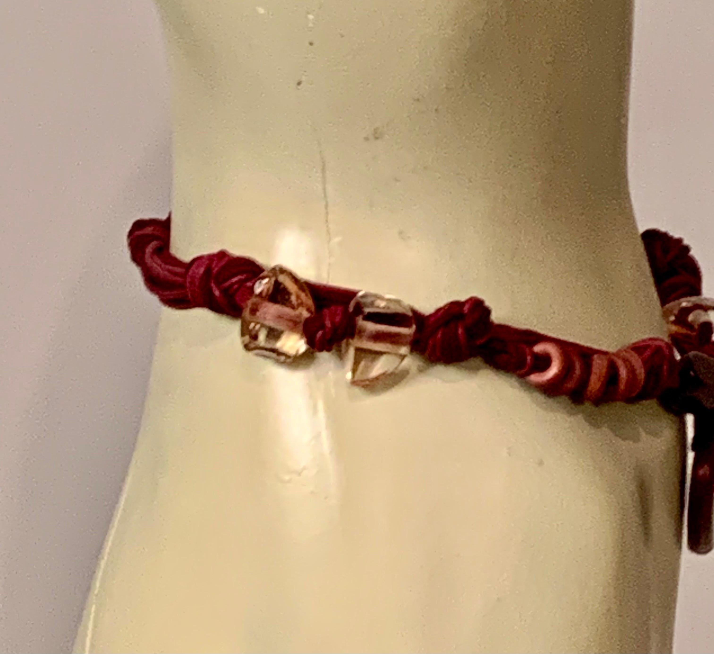 Cintura YSL Attribuita in Corde Borgogna con Cuore in Legno e Pietre Lucide in vendita 4
