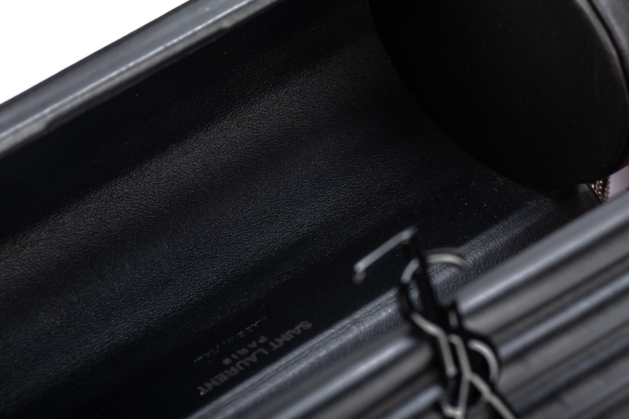 YSL BN - Sac à bandoulière en forme de tonneau côtelé noir en vente 9