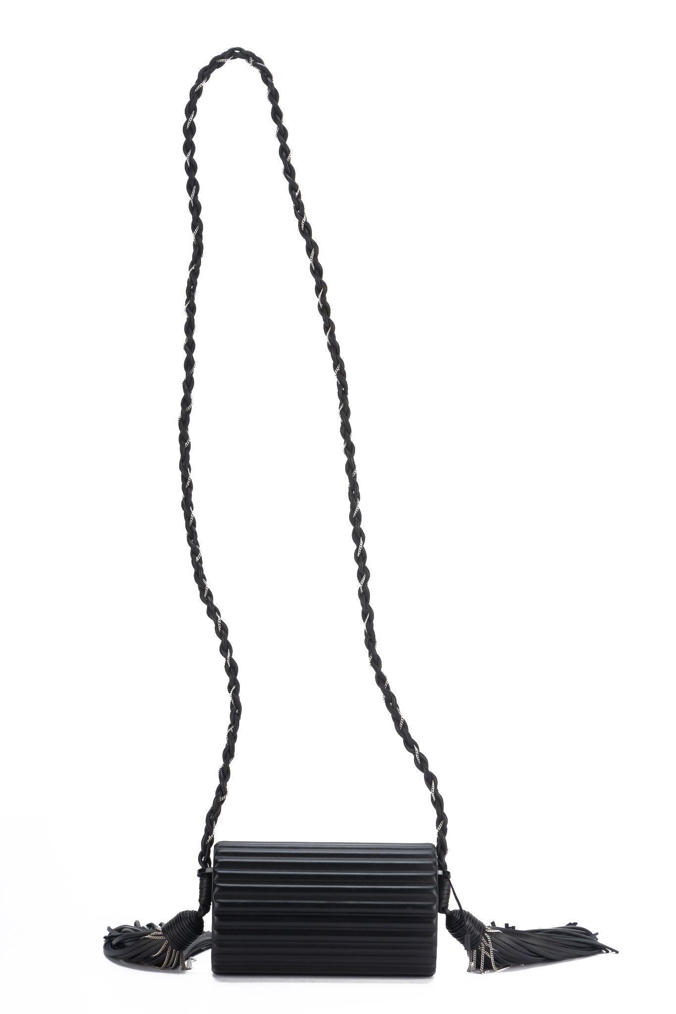 Noir YSL BN - Sac à bandoulière en forme de tonneau côtelé noir en vente