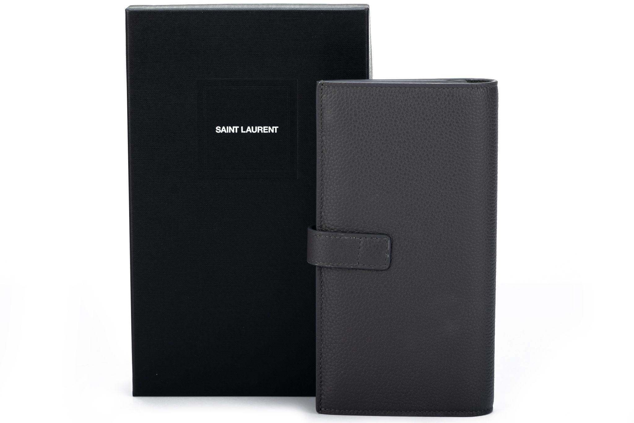 Yves Saint Laurent Brieftasche aus grauem Kieselleder mit gebürsteten silberfarbenen Beschlägen. Abnehmbares mittleres Kreditkartenfach. Kommt mit Originalverpackung.
