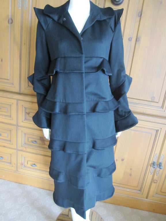 YSL par Tom Ford - Automne 2004 - Manteau pagode
Laine noire luxueuse
Sz 38
Buste 36