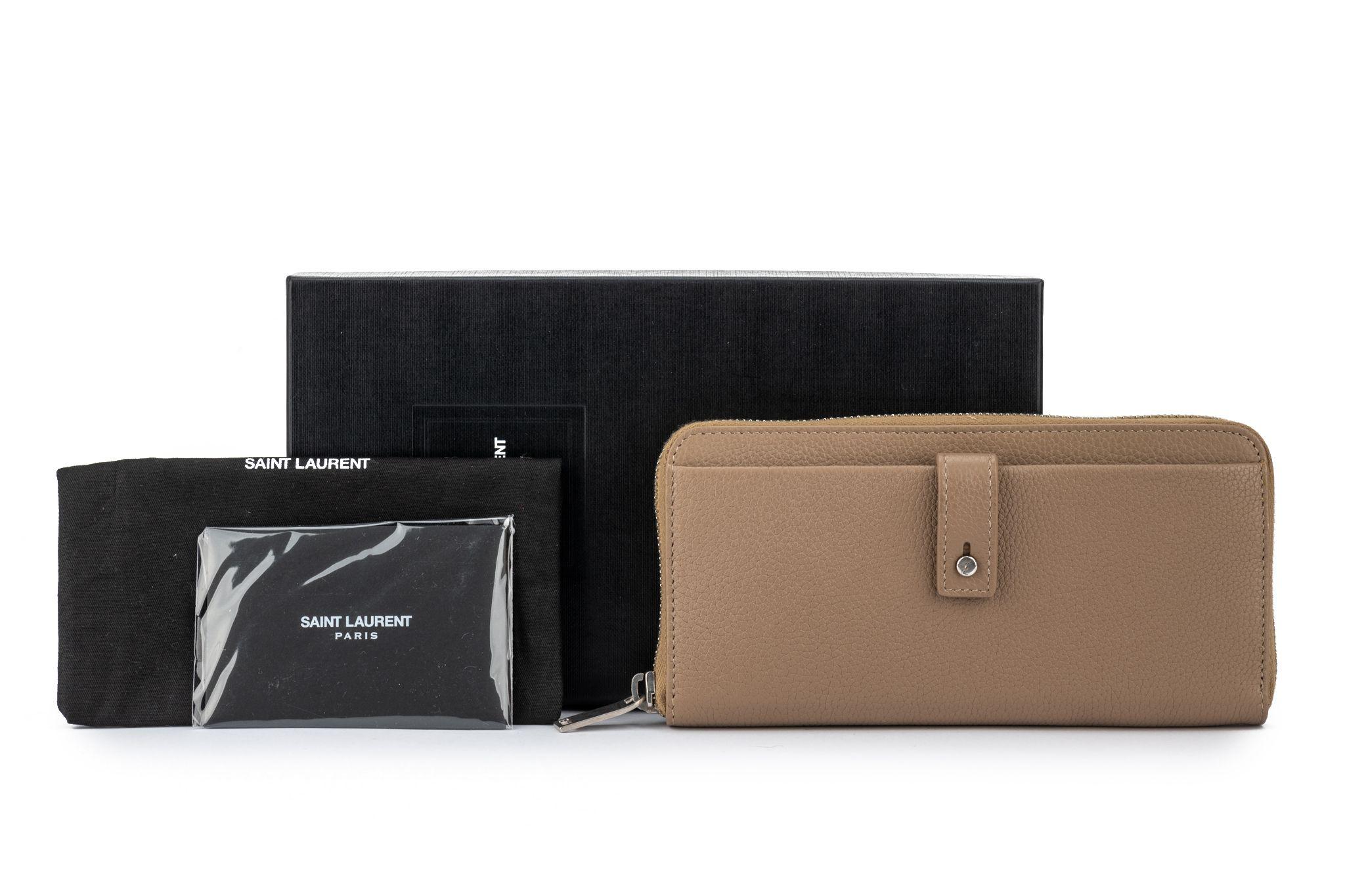 YSL Kamel-Brieftasche NIB mit Reißverschluss im Angebot 7
