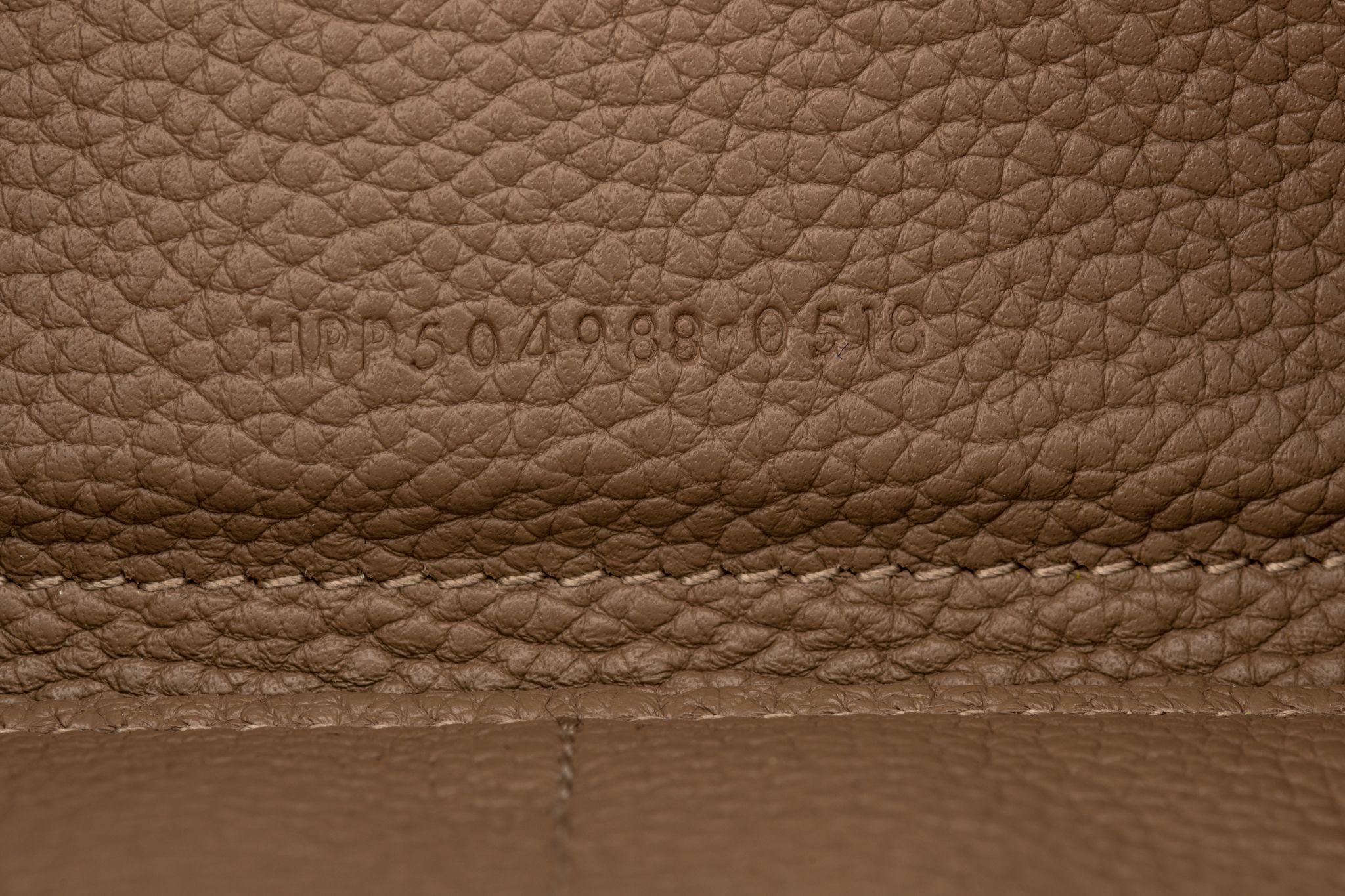 YSL new camel pebbled leather zip around long wallet. 
Kommt mit Booklet, Original-Schutzumschlag und Box.