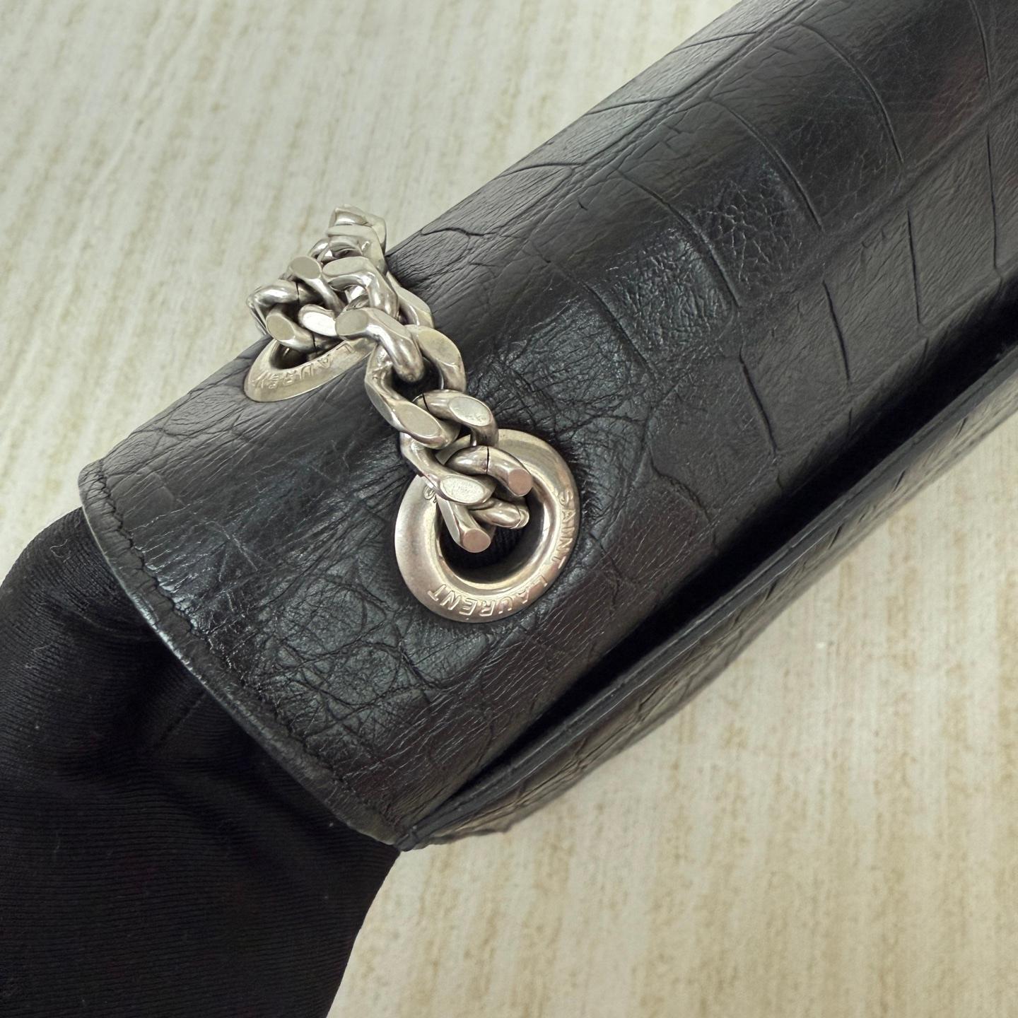 YSL Enveloppe Large Noir Cuir Gaufré Crocodile Argenté en vente 6