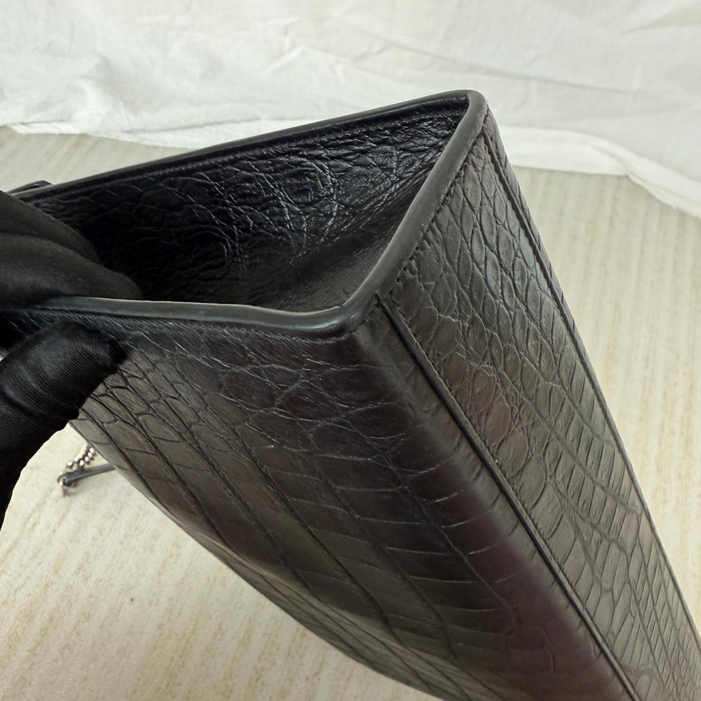 YSL Enveloppe Large Noir Cuir Gaufré Crocodile Argenté en vente 7