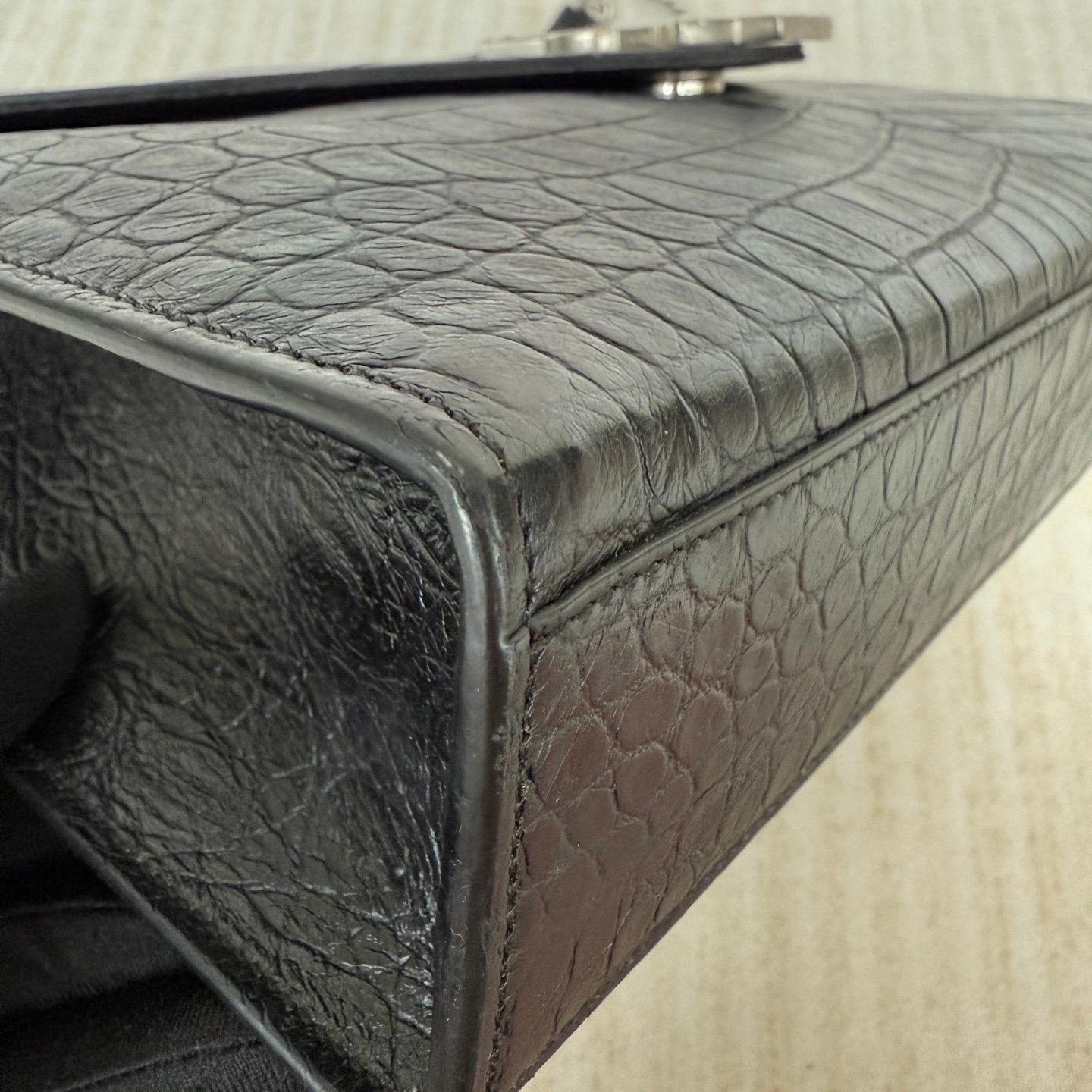 YSL Enveloppe Large Noir Cuir Gaufré Crocodile Argenté en vente 8