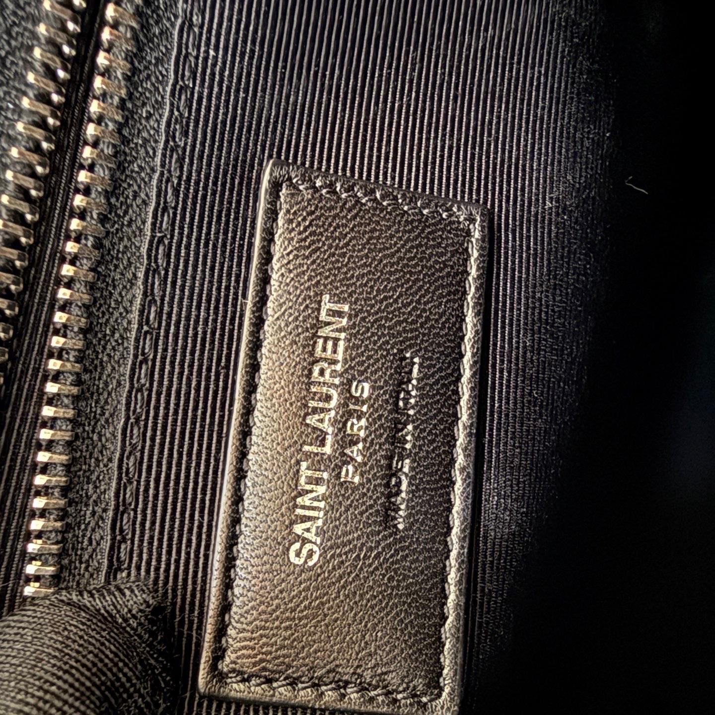 YSL Enveloppe Large Noir Cuir Gaufré Crocodile Argenté en vente 9