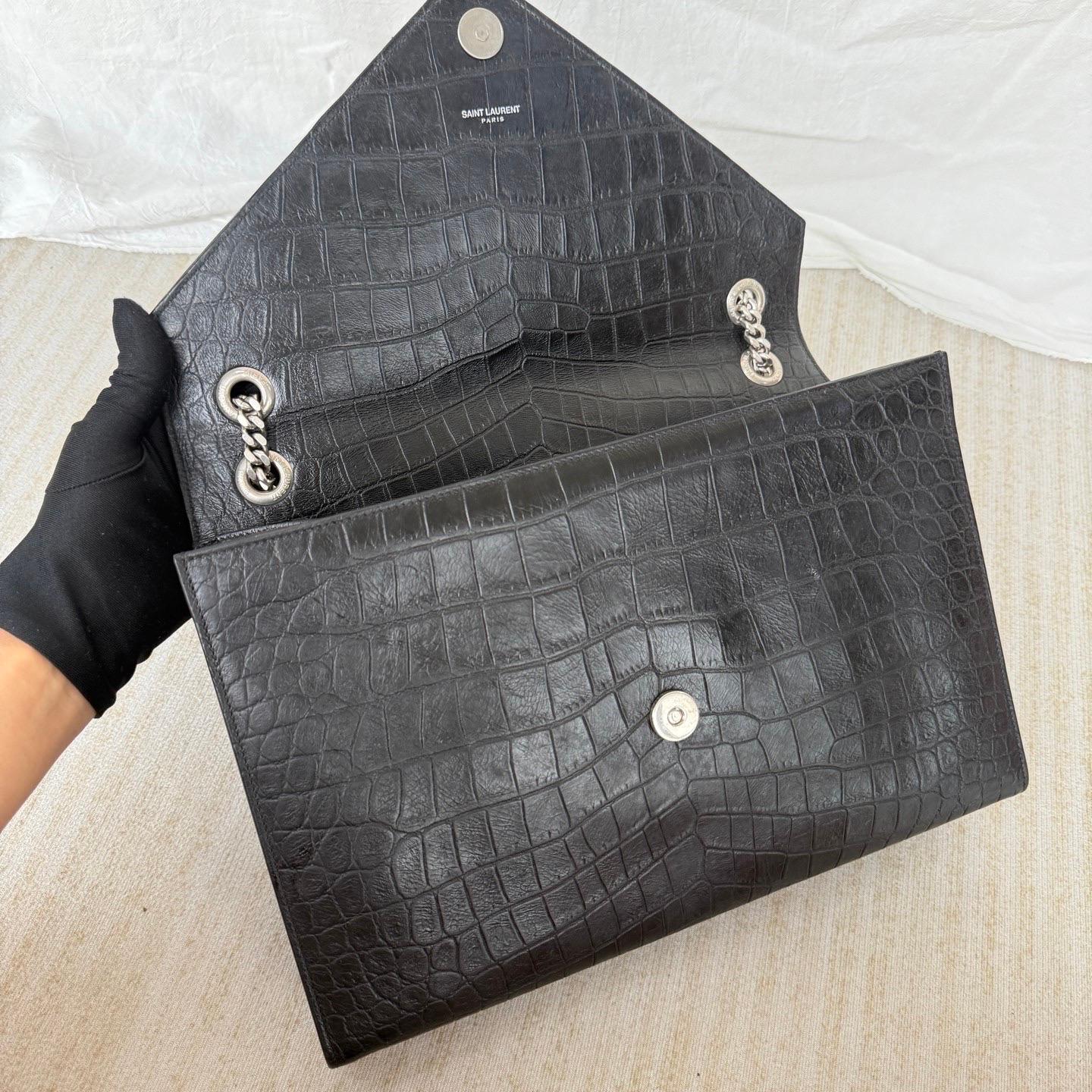 YSL Enveloppe Large Noir Cuir Gaufré Crocodile Argenté en vente 10