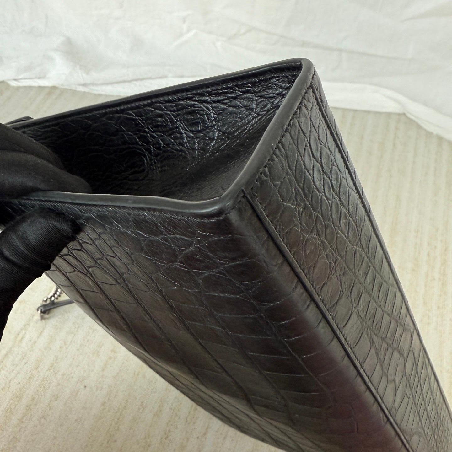 YSL Enveloppe Large Noir Cuir Gaufré Crocodile Argenté en vente 11