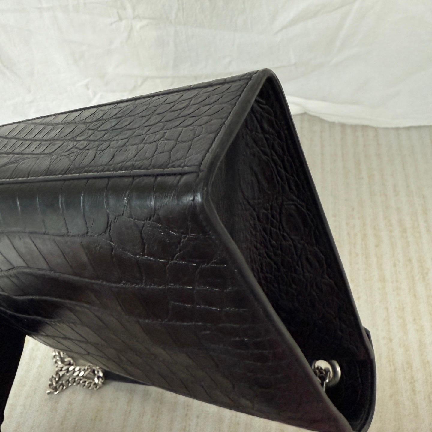 YSL Enveloppe Large Noir Cuir Gaufré Crocodile Argenté en vente 12