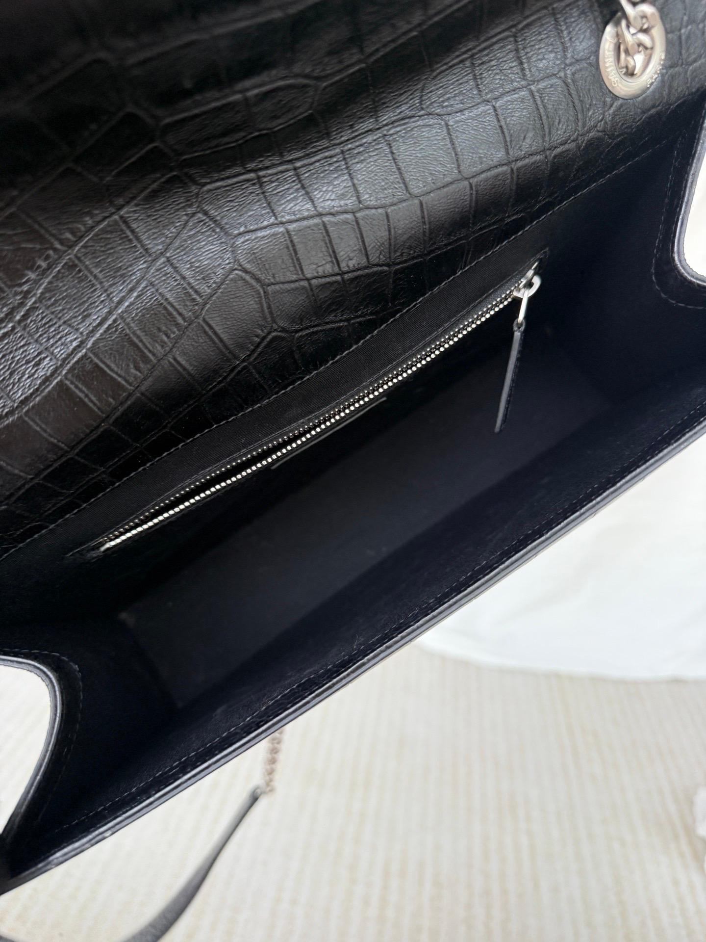 YSL Enveloppe Large Noir Cuir Gaufré Crocodile Argenté en vente 13