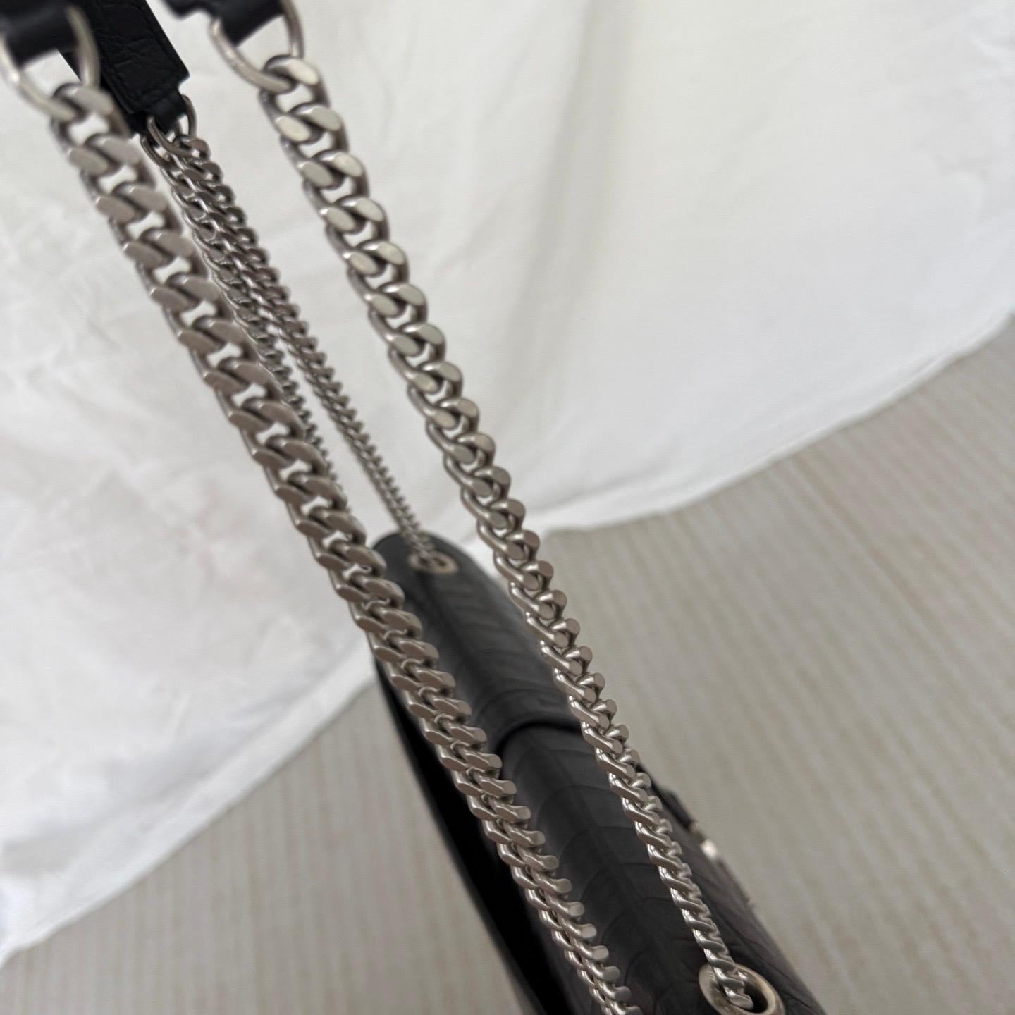 YSL Enveloppe Large Noir Cuir Gaufré Crocodile Argenté en vente 14