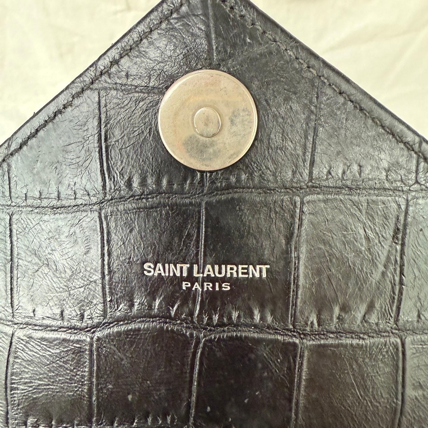 YSL Enveloppe Large Noir Cuir Gaufré Crocodile Argenté en vente 15
