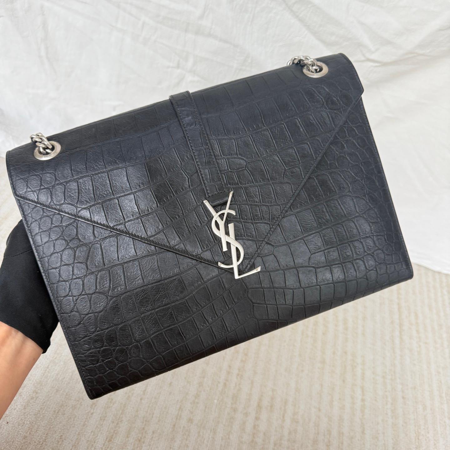 YSL Envelope Large Black Crocodile Embossed Leather Silver Hardware Shoulder Bag
Il s'agit de photos professionnelles du sac offert par Luxbags.
ÉTAT : EXCELLENT
Cet article d'occasion est en excellent état avec de légers signes d'usure. Légers