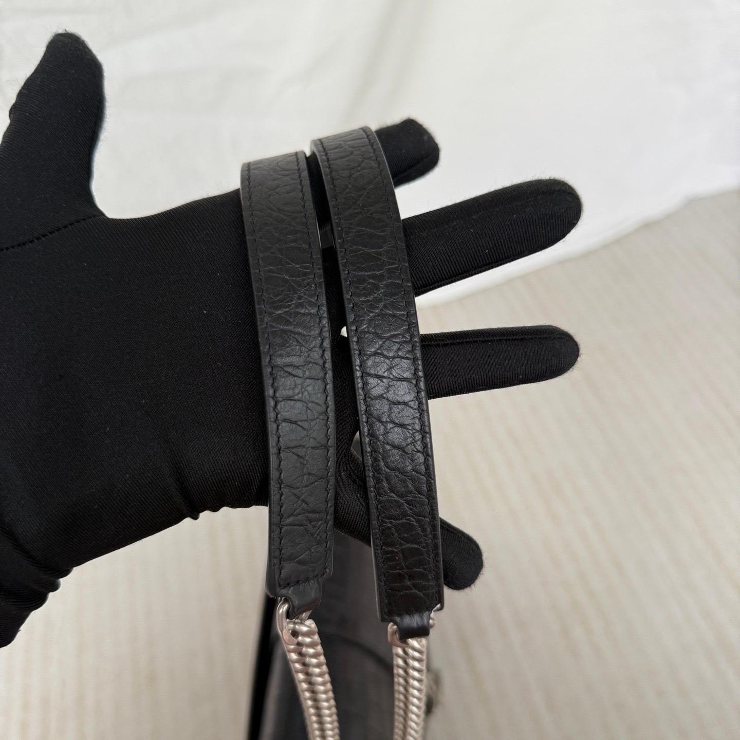 YSL Enveloppe Large Noir Cuir Gaufré Crocodile Argenté en vente 16