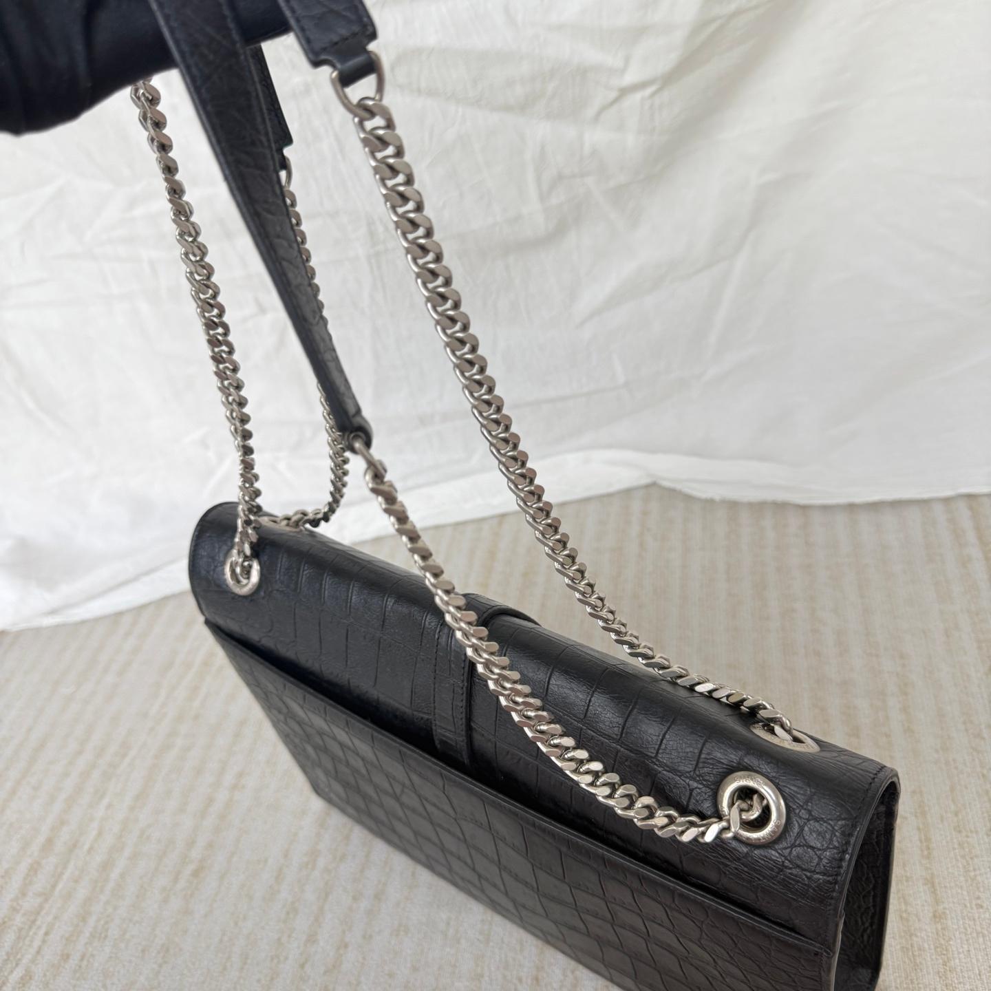 YSL Enveloppe Large Noir Cuir Gaufré Crocodile Argenté Excellent état - En vente à AUBERVILLIERS, FR