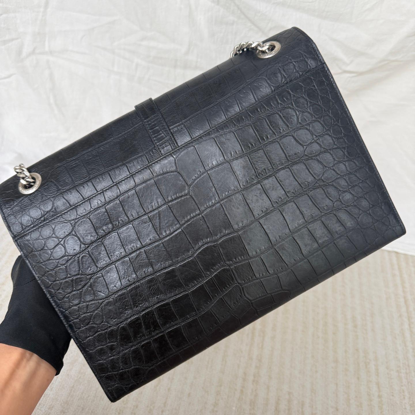 YSL Enveloppe Large Noir Cuir Gaufré Crocodile Argenté en vente 2