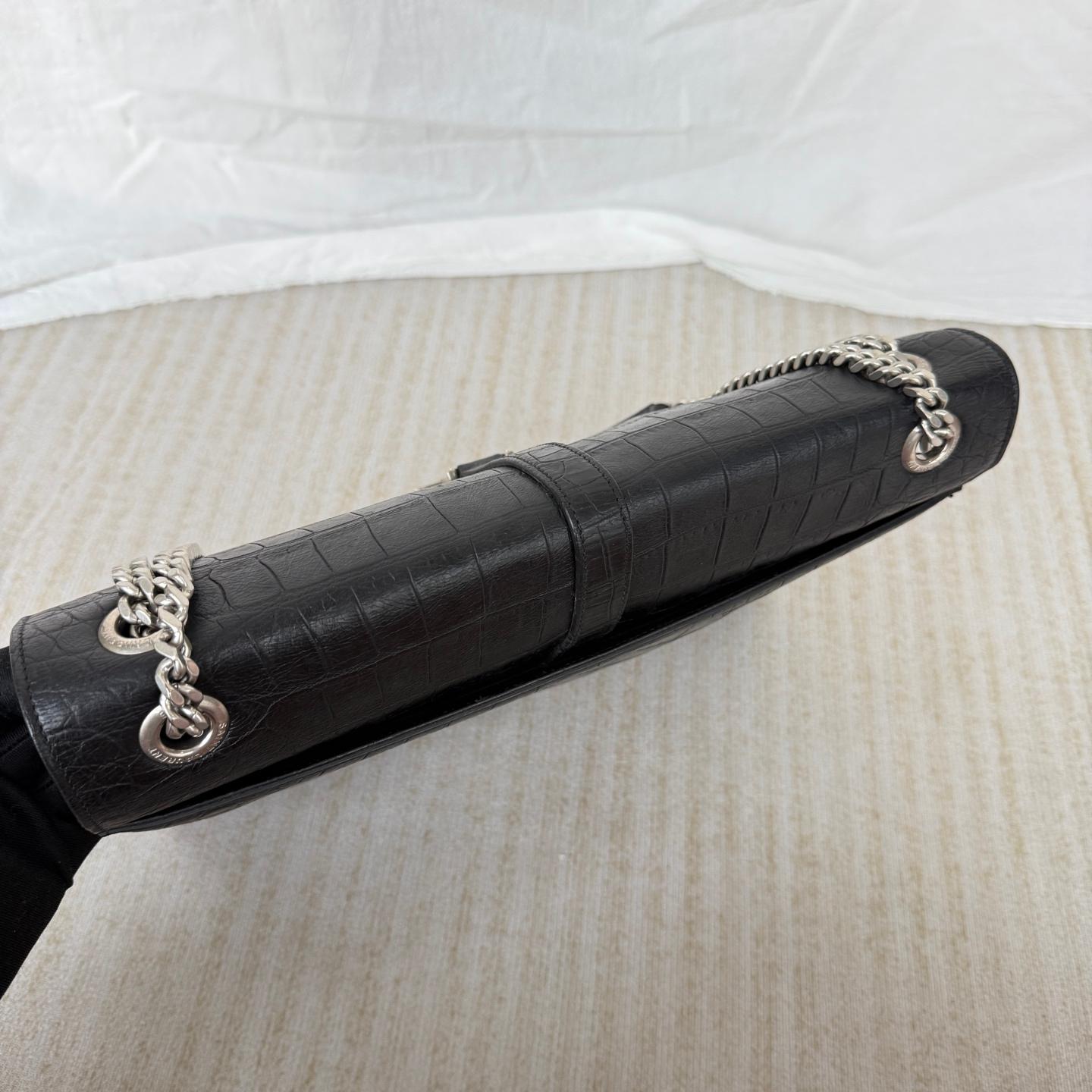 YSL Enveloppe Large Noir Cuir Gaufré Crocodile Argenté en vente 3