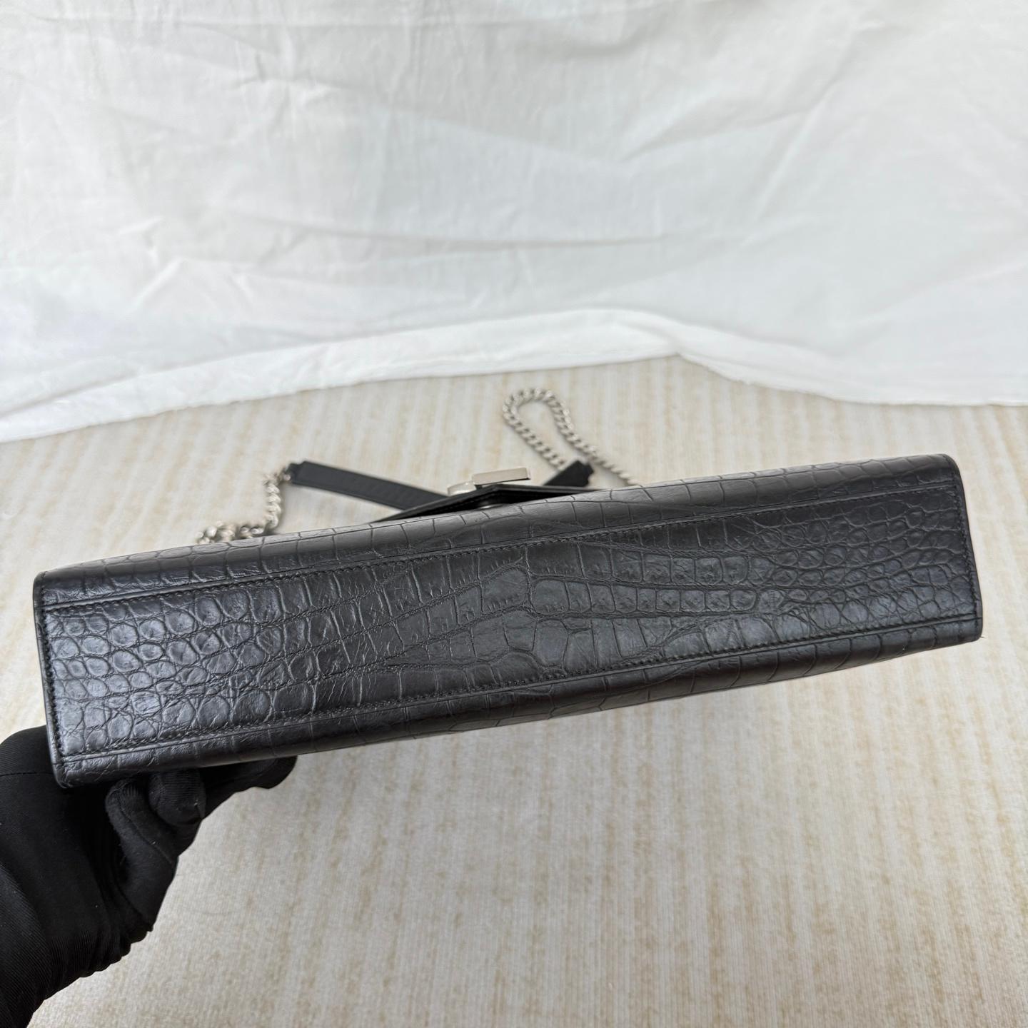 YSL Enveloppe Large Noir Cuir Gaufré Crocodile Argenté en vente 4