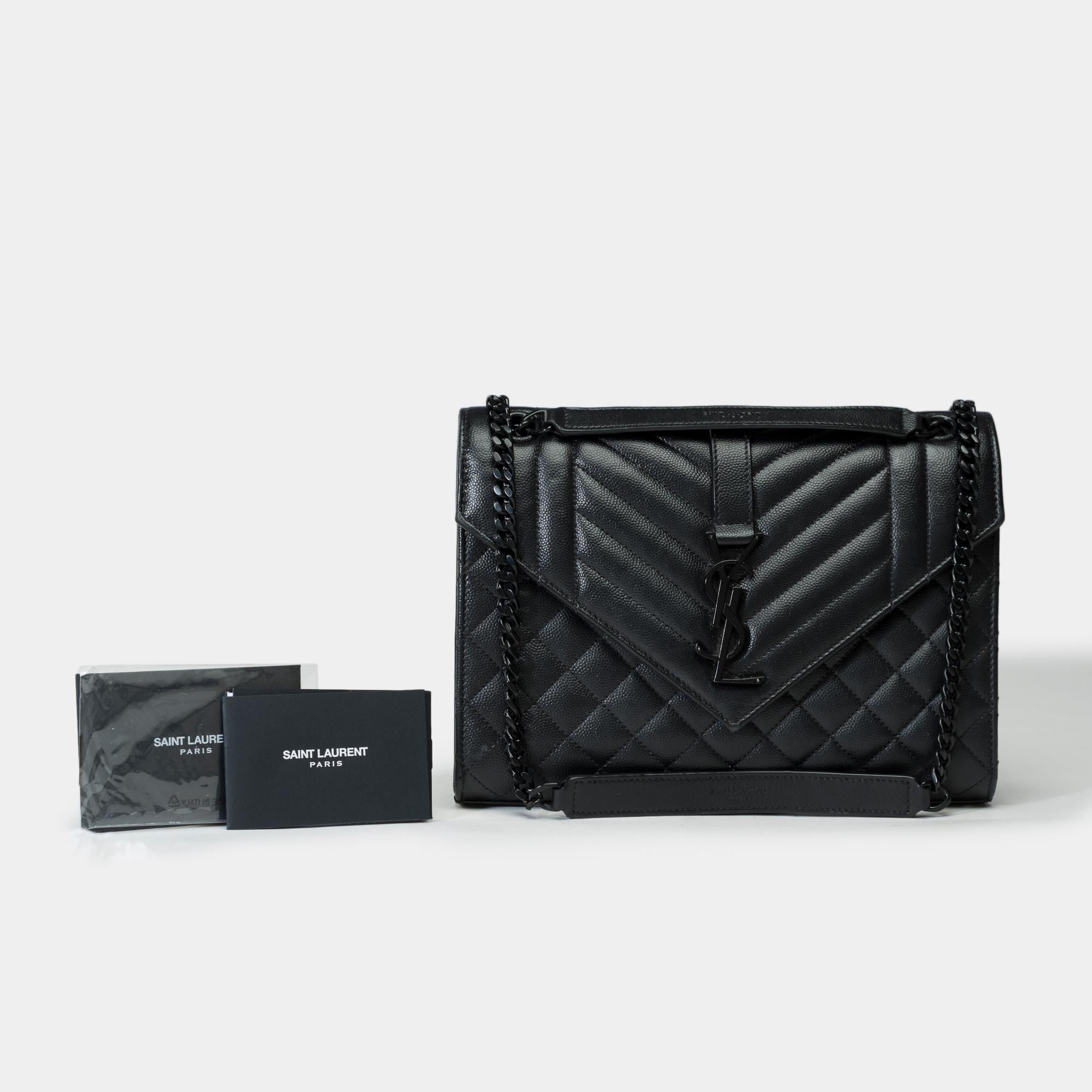 Elegant​ ​Saint​ ​Laurent​ ​Envelope​ ​medium​ ​model​ ​shoulder​ ​bag​ ​in​ ​black​ ​quilted​ ​grained​ ​leather,​ ​blackened​ ​silver​ ​metal​ ​trim,​ ​an​ ​adjustable​ ​chain​ ​handle​ ​in​ ​blackened​ ​metal​ ​allowing​ ​a​ ​hand​ ​or​