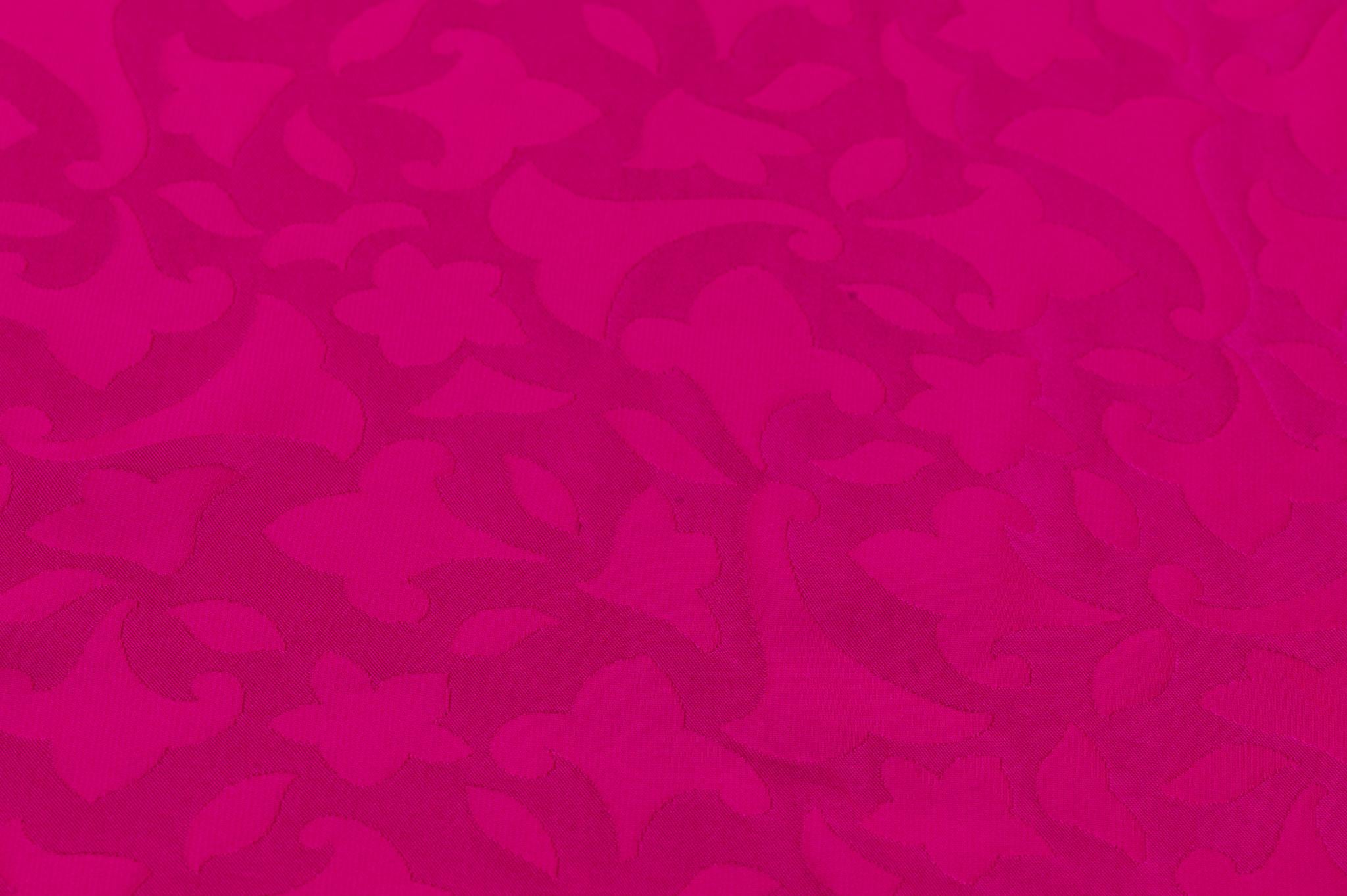YSL Fuchsia Texturierter großer Seidenschal im Angebot 1