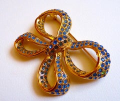 Broche vintage YSL avec nœud papillon en métal doré et pierres de cristal bleu, années 1980