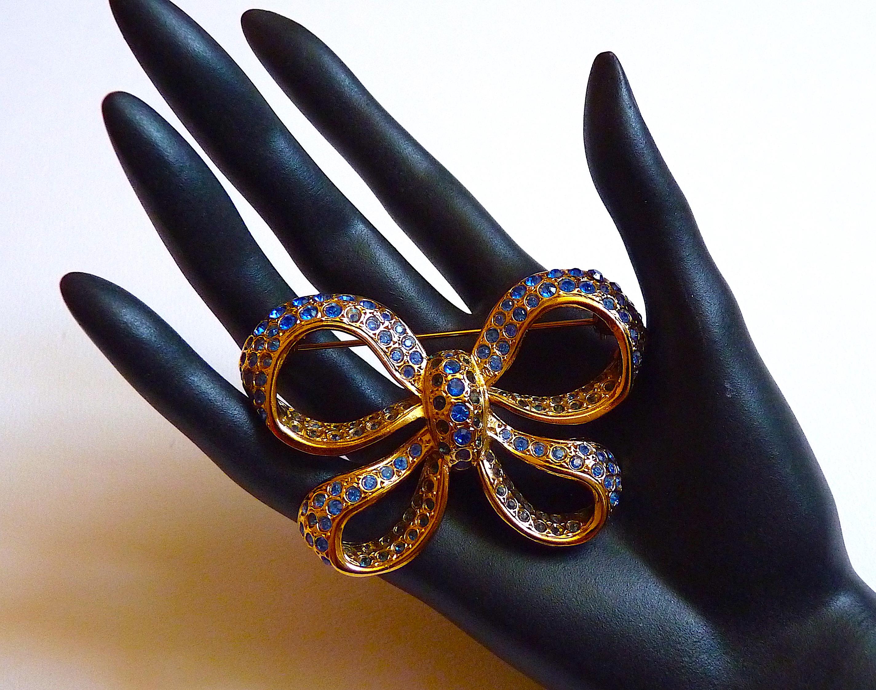 YSL Gilt Metal and Blue Crystal Stones Bow Brooch, Vintage 1980s In Good Condition For Sale In CHAMPEAUX-SUR-SARTHE, FR