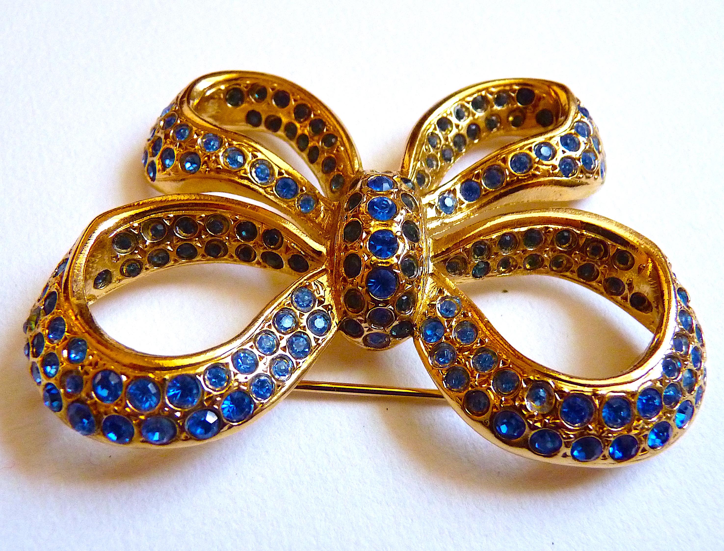 YSL Gilt Metal and Blue Crystal Stones Bow Brooch, Vintage 1980s For Sale 3